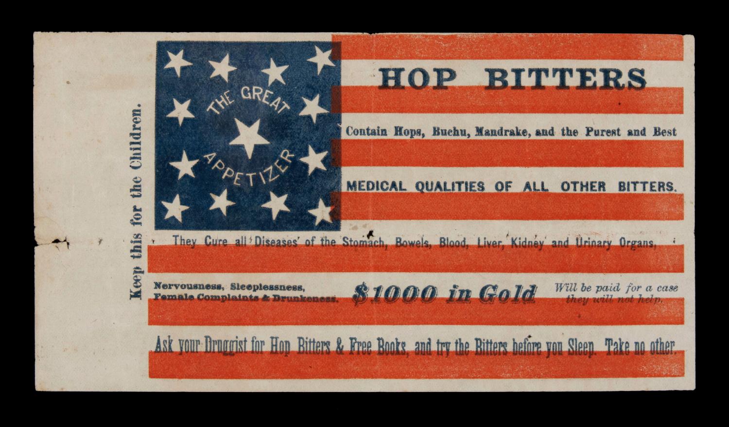 13 STERNE IN EINEM UNGEWÖHNLICHEN MUSTER AUF EINER SELTENEN PARADEFAHNE AUS PAPIER MIT WERBUNG FÜR HOPFENBITTERSTOFFE, DIE WAHRSCHEINLICH ANLÄSSLICH DER HUNDERTJAHRFEIER 1876 VERTEILT WURDE; AUSGESTELLT IM MUSEUM DER AMERIKANISCHEN REVOLUTION VON