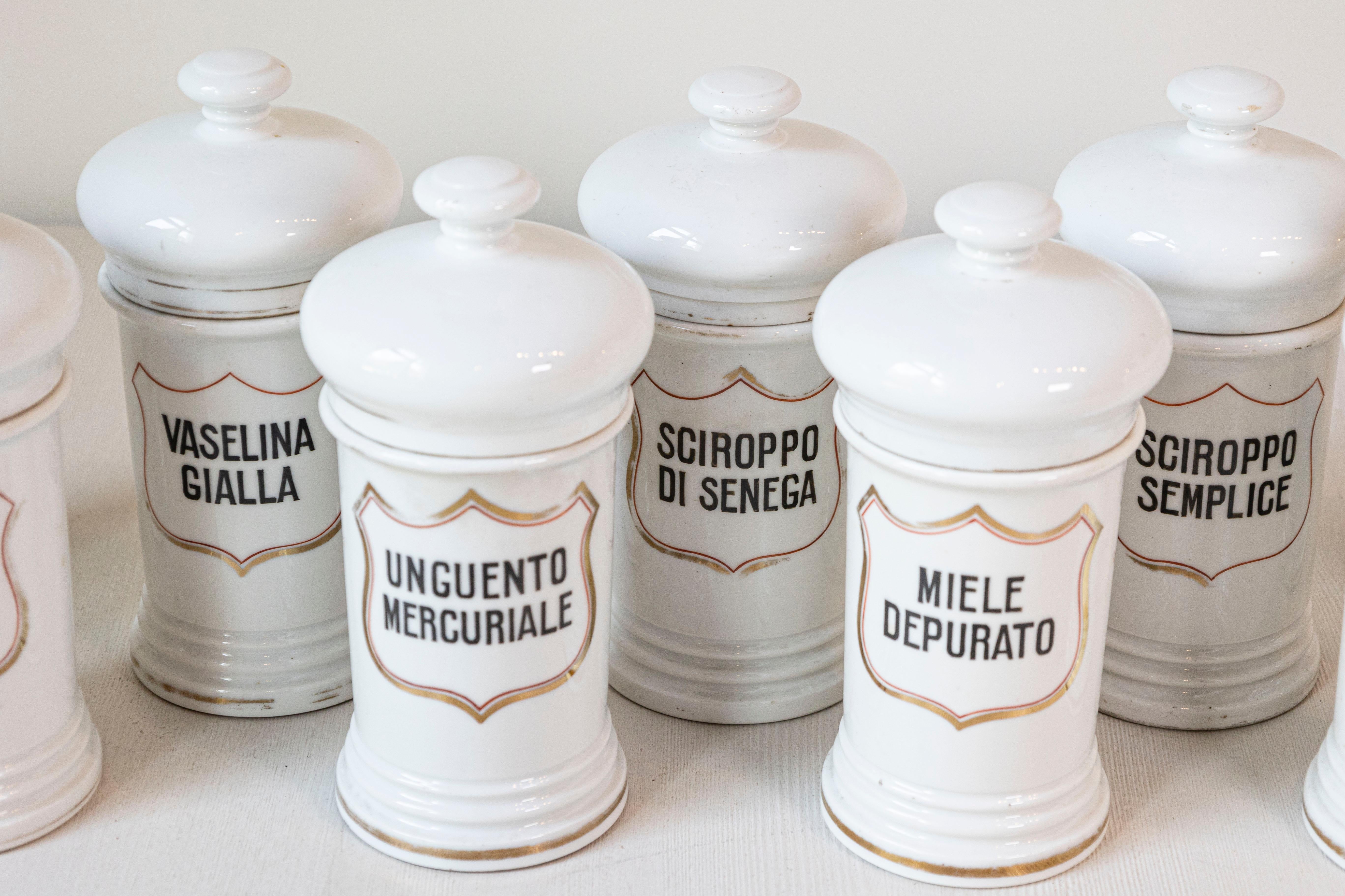 13 Barattoli da farmacia in porcellana italiana vintage con etichette, venduti ciascuno In condizioni buone in vendita a Atlanta, GA