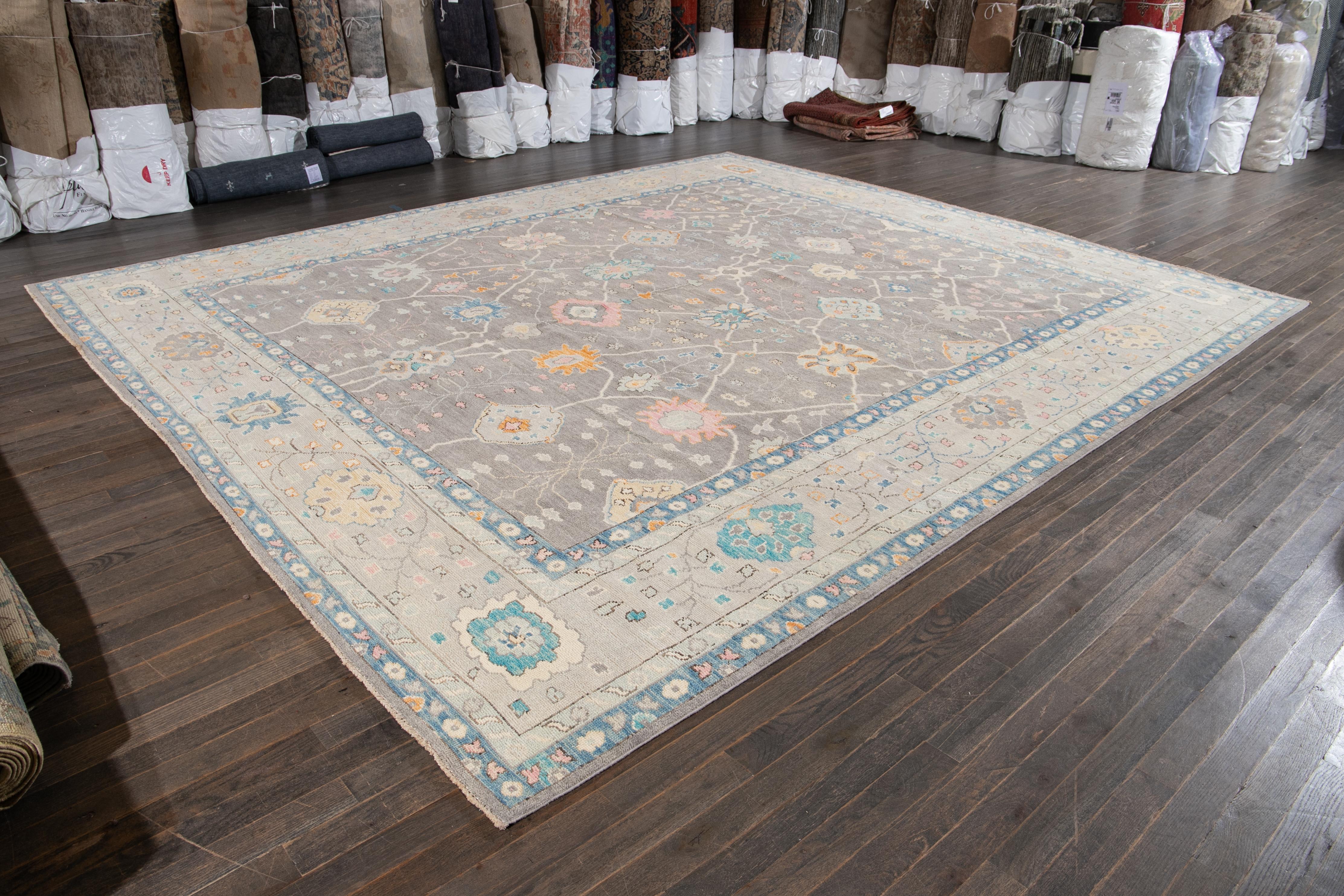 Pakistano 13 x 15 Tappeto contemporaneo in lana grigia in stile Oushak fatto a mano con design floreale in vendita