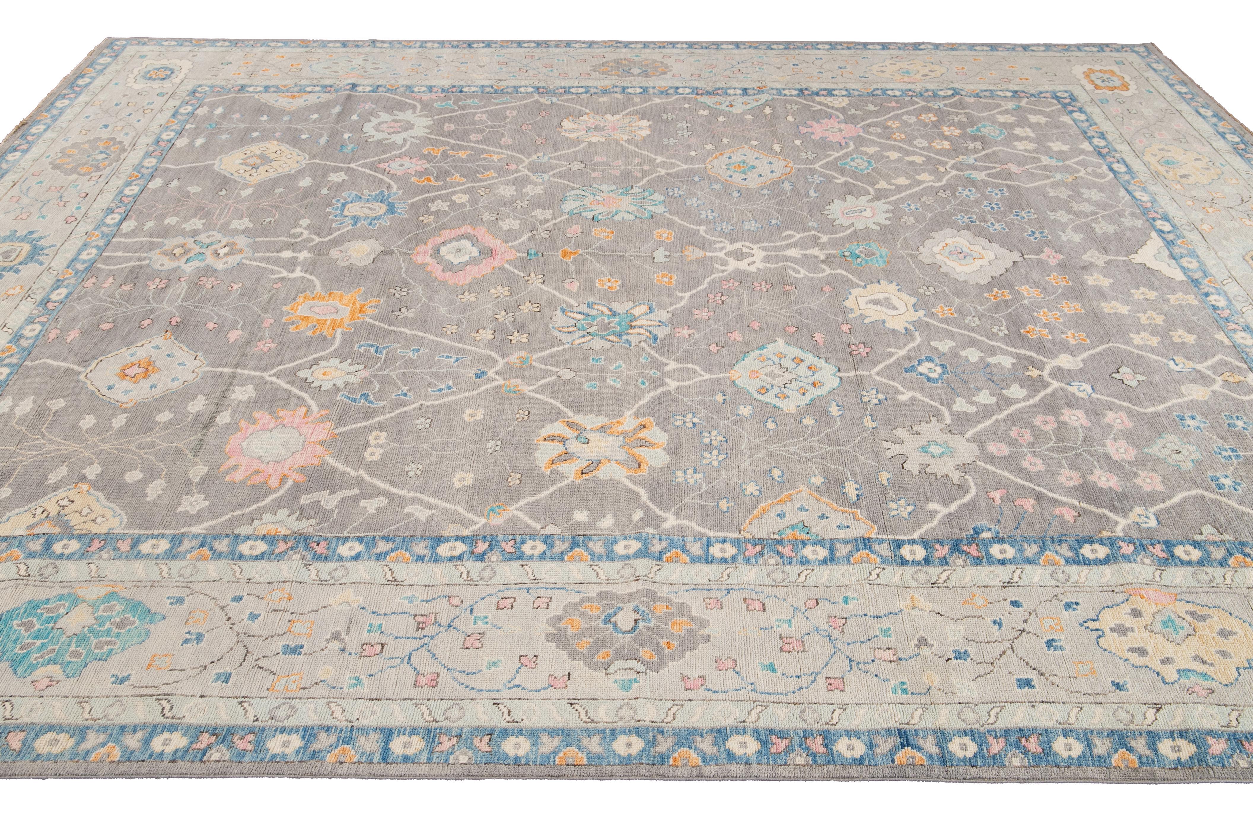 Annodato a mano 13 x 15 Tappeto contemporaneo in lana grigia in stile Oushak fatto a mano con design floreale in vendita
