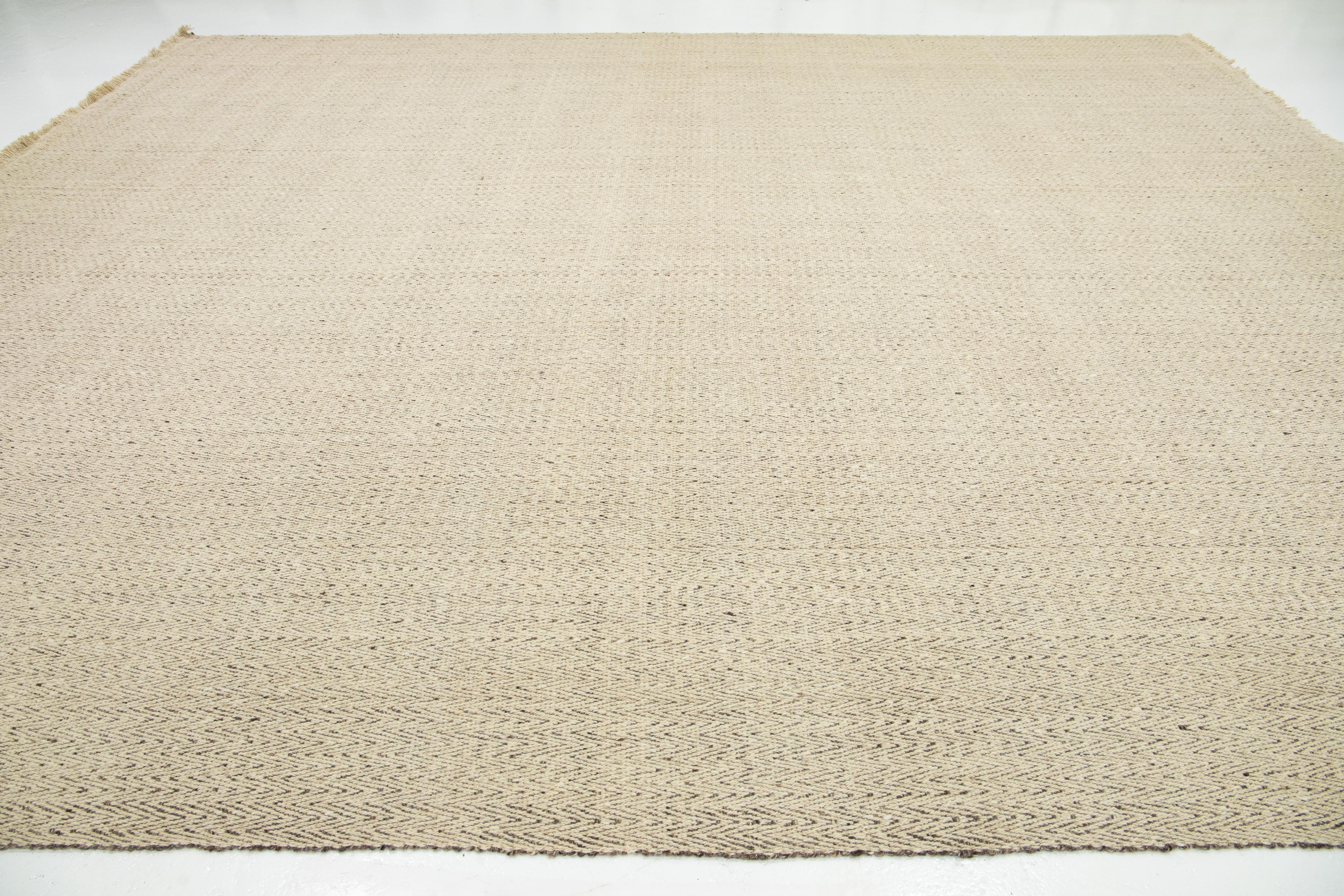 13 x 15 Organischer moderner Flachgewebe-Wollteppich in Beige mit geometrischem Design (21. Jahrhundert und zeitgenössisch) im Angebot