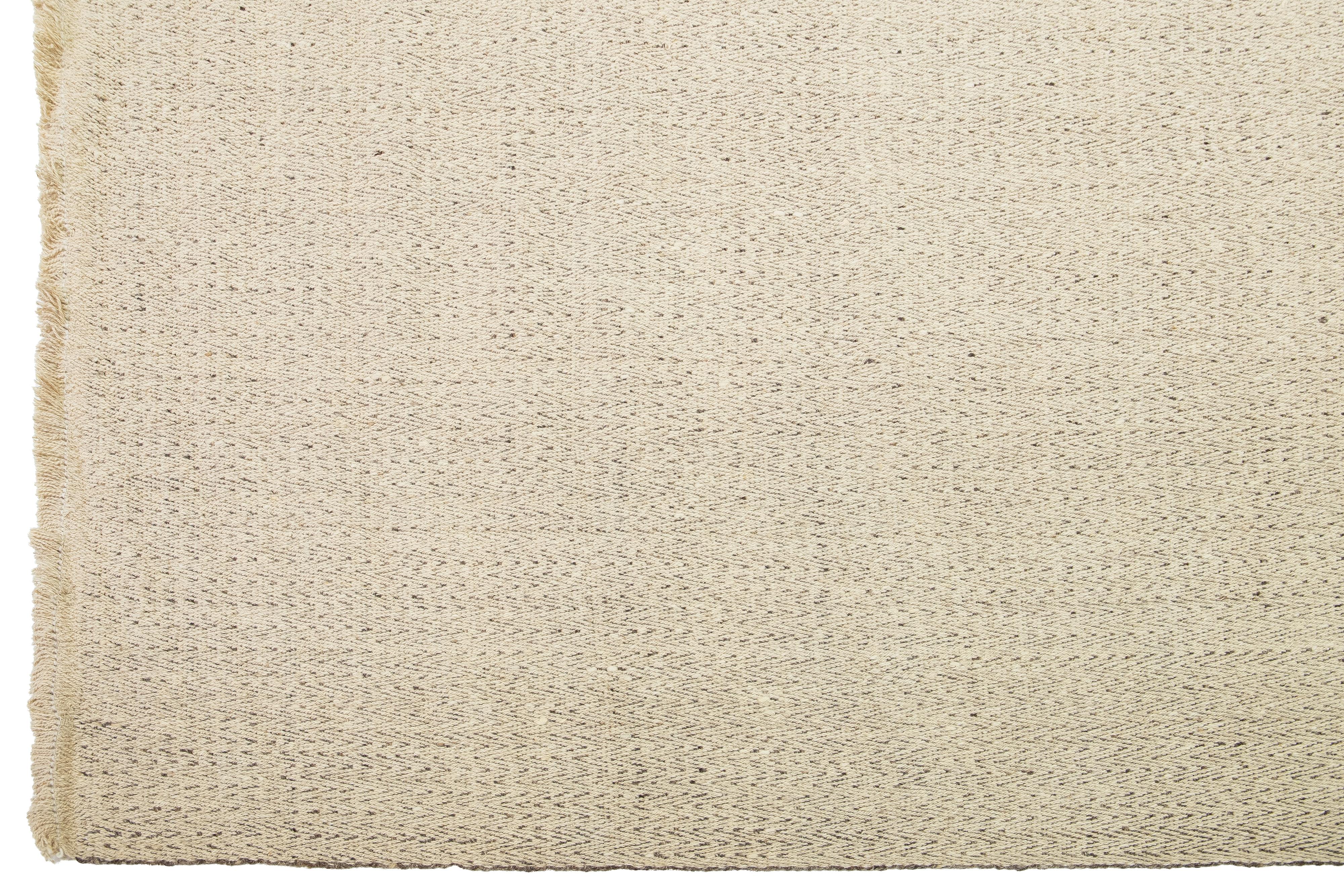 13 x 15 Organischer moderner Flachgewebe-Wollteppich in Beige mit geometrischem Design (Wolle) im Angebot
