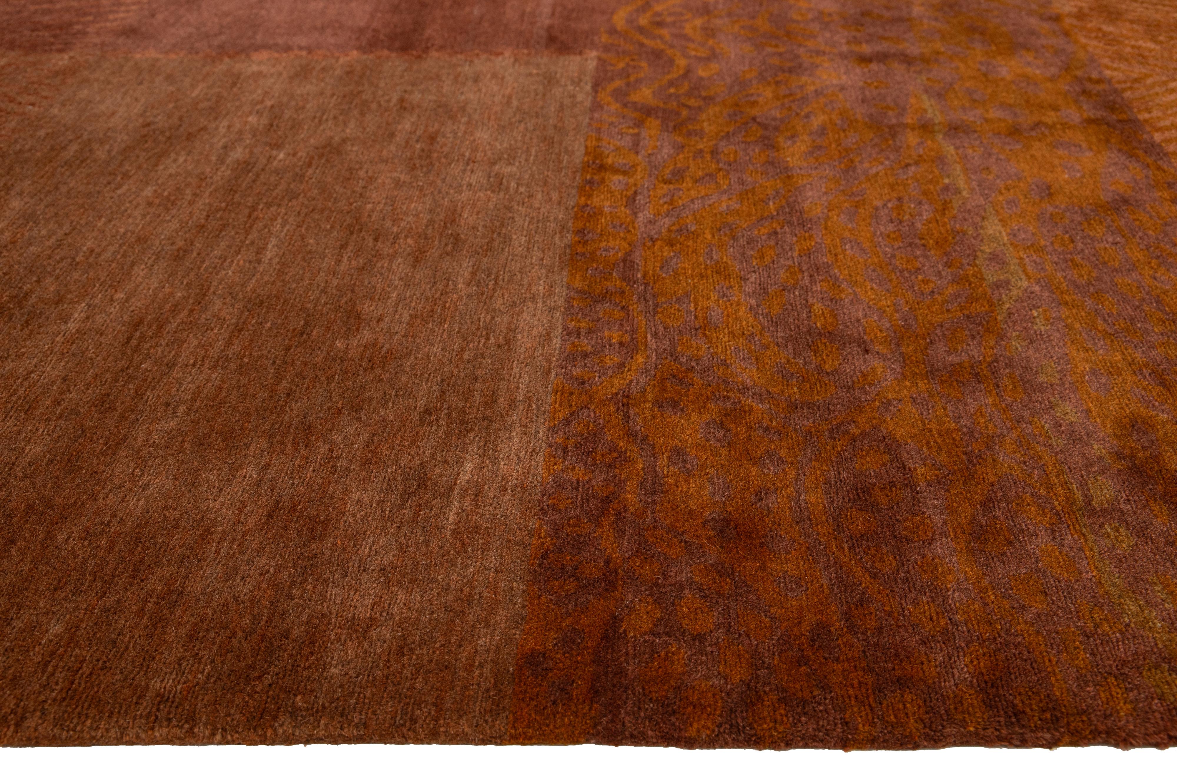 Nepalese Tappeto in lana e seta tibetana 13 x 16 di design moderno in terracotta in vendita