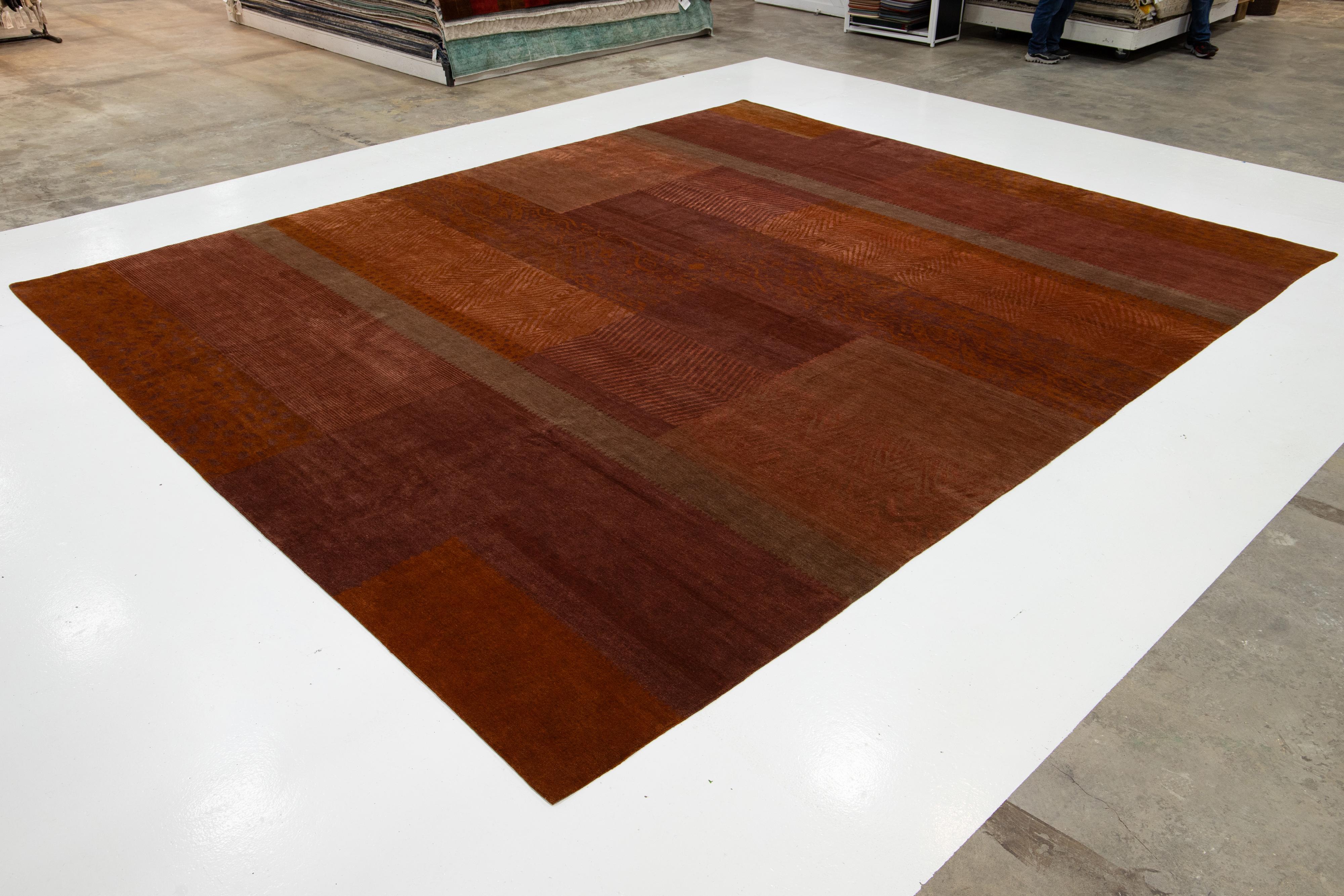 Annodato a mano Tappeto in lana e seta tibetana 13 x 16 di design moderno in terracotta in vendita