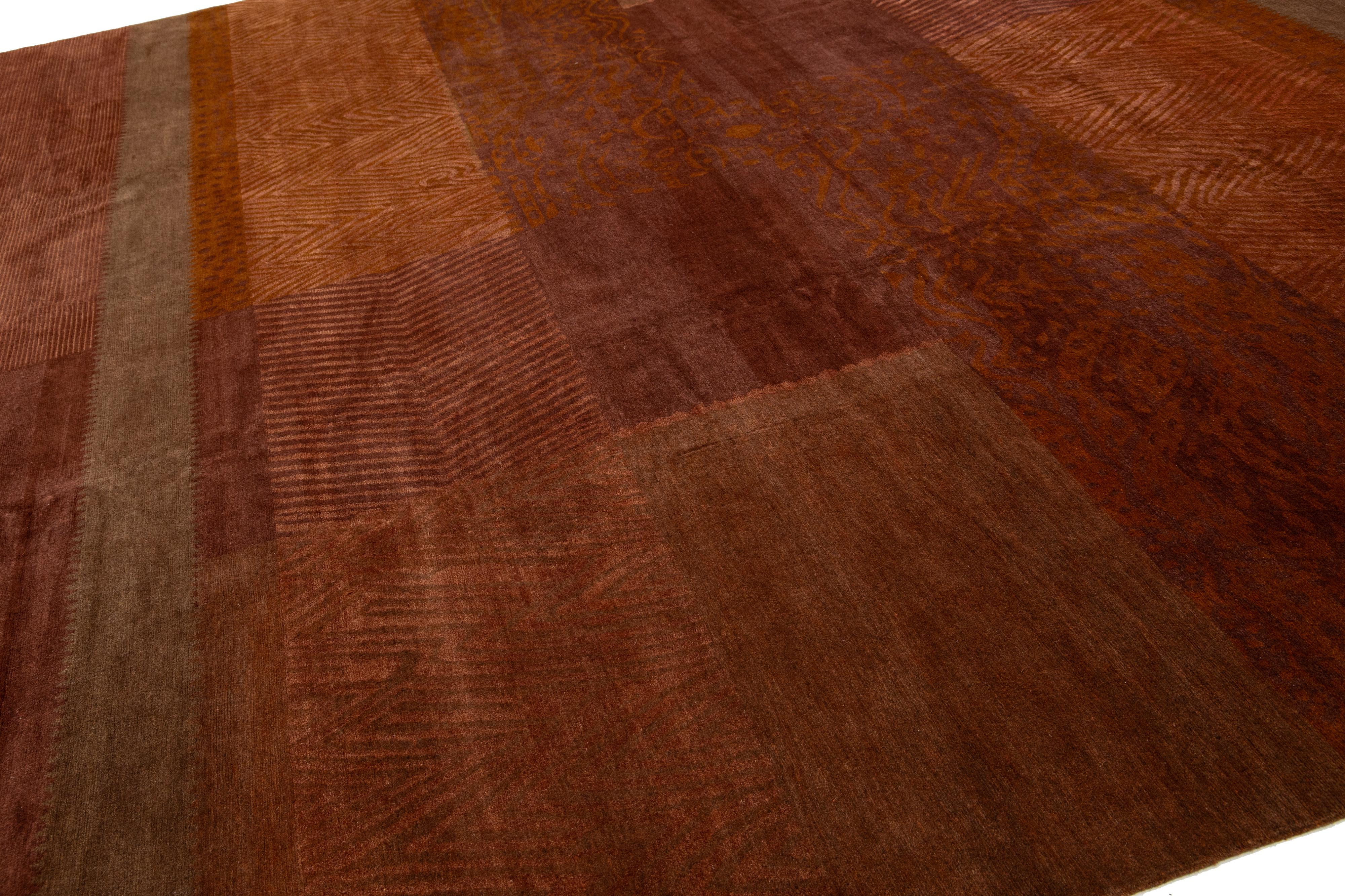 Tappeto in lana e seta tibetana 13 x 16 di design moderno in terracotta In condizioni Nuovo in vendita a Norwalk, CT