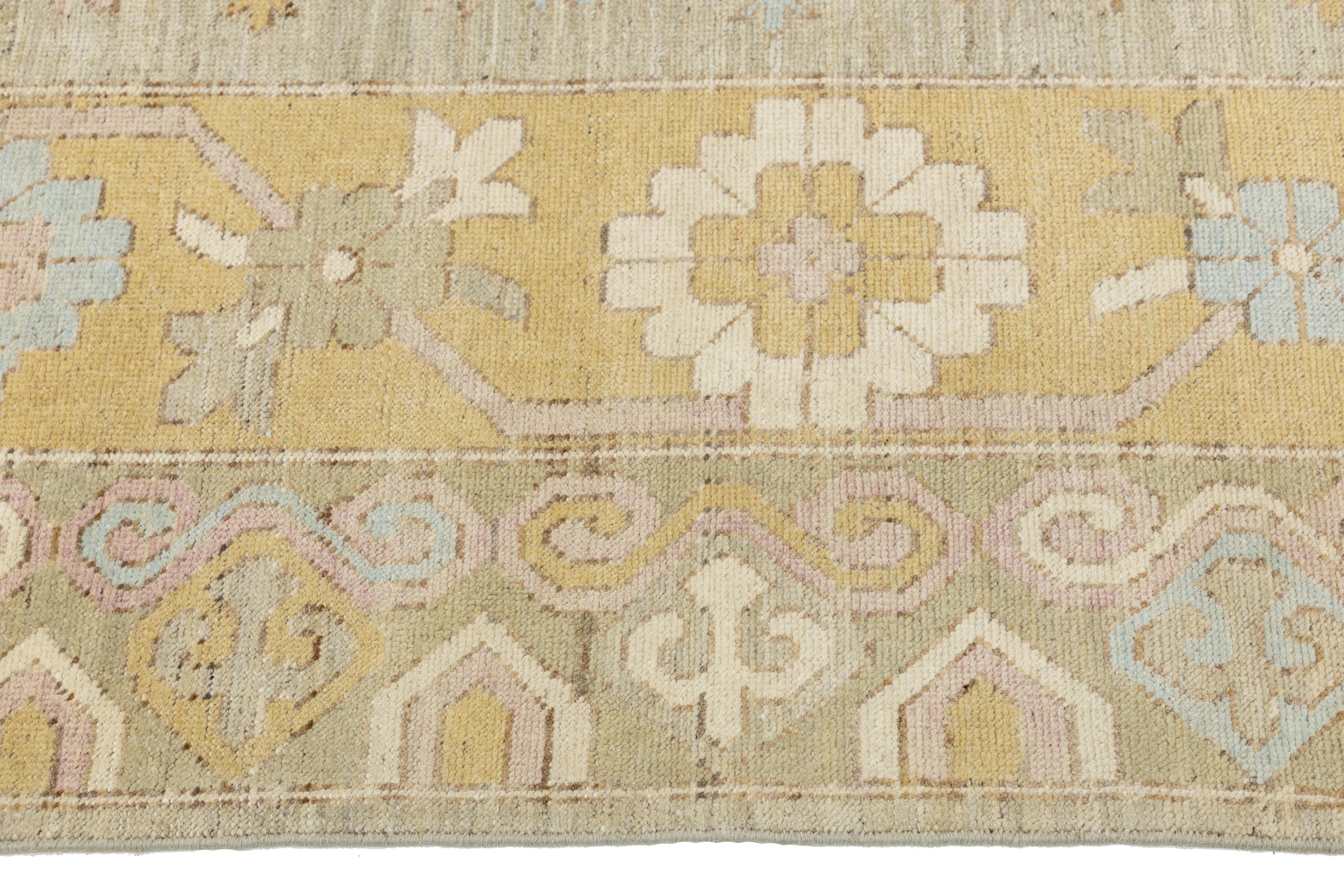 Noué à la main 13 x 16 Tapis moderne en laine de style Khotan fait à la main en beige avec motif géométrique en vente