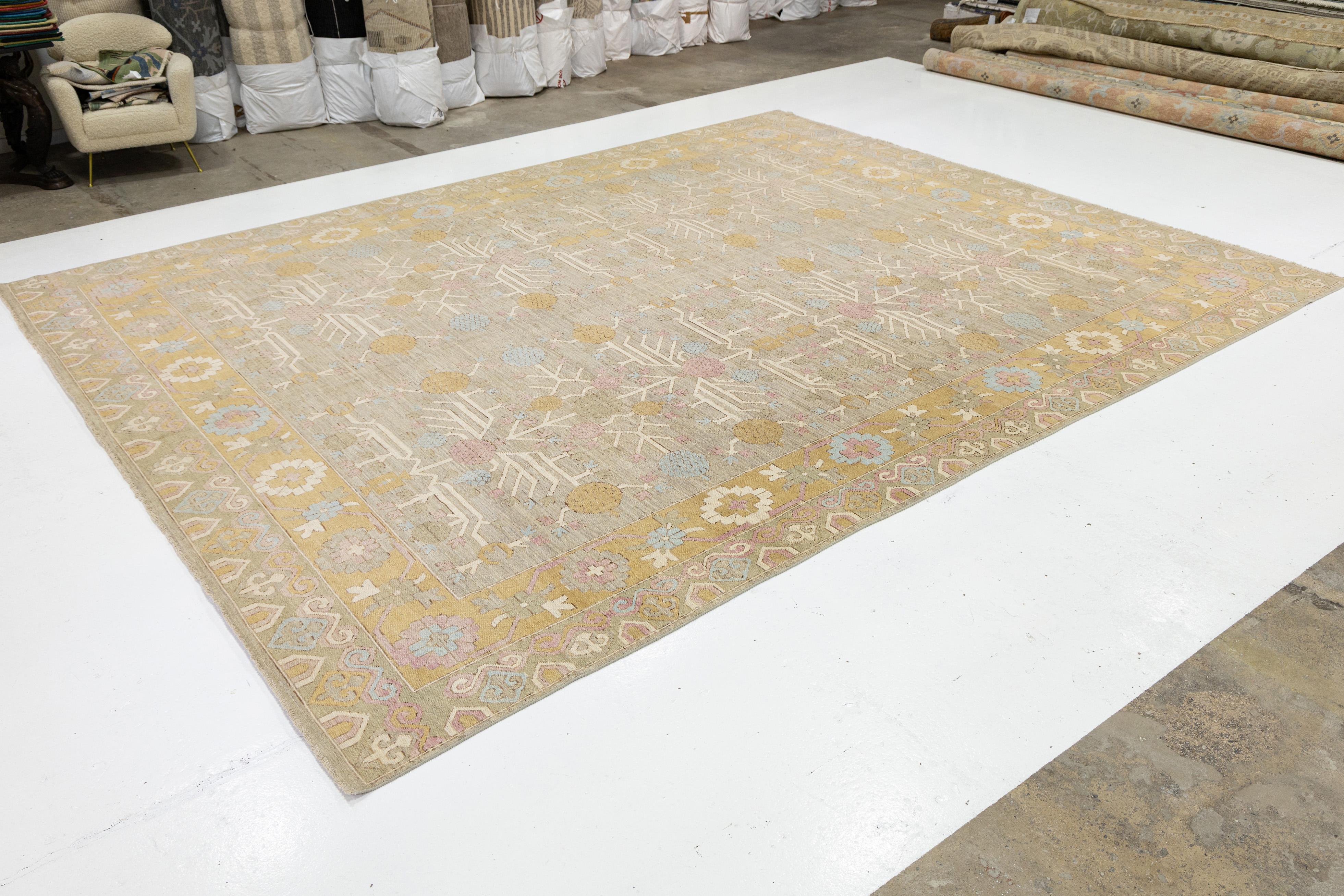 13 x 16 Tapis moderne en laine de style Khotan fait à la main en beige avec motif géométrique Neuf - En vente à Norwalk, CT