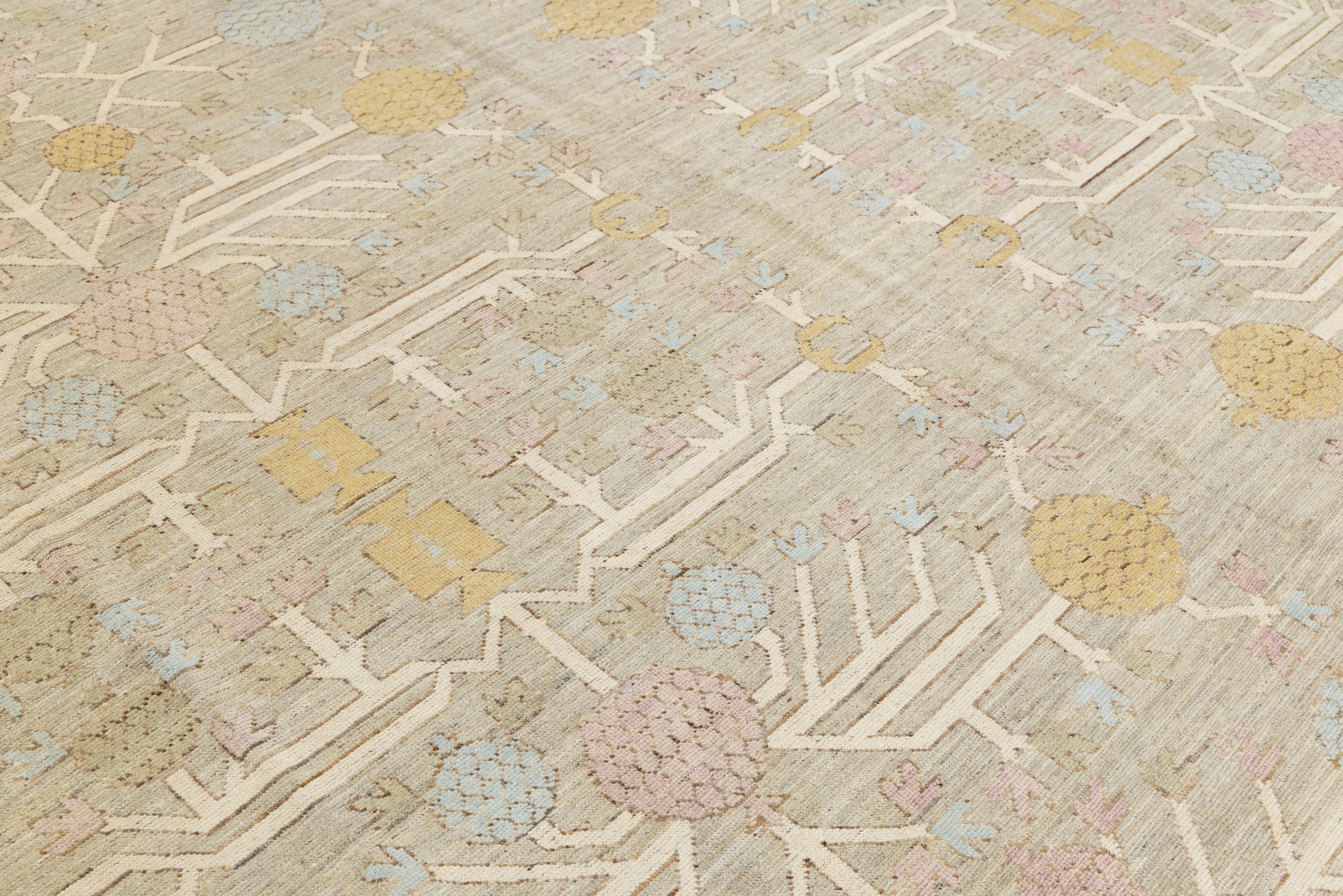 XXIe siècle et contemporain 13 x 16 Tapis moderne en laine de style Khotan fait à la main en beige avec motif géométrique en vente