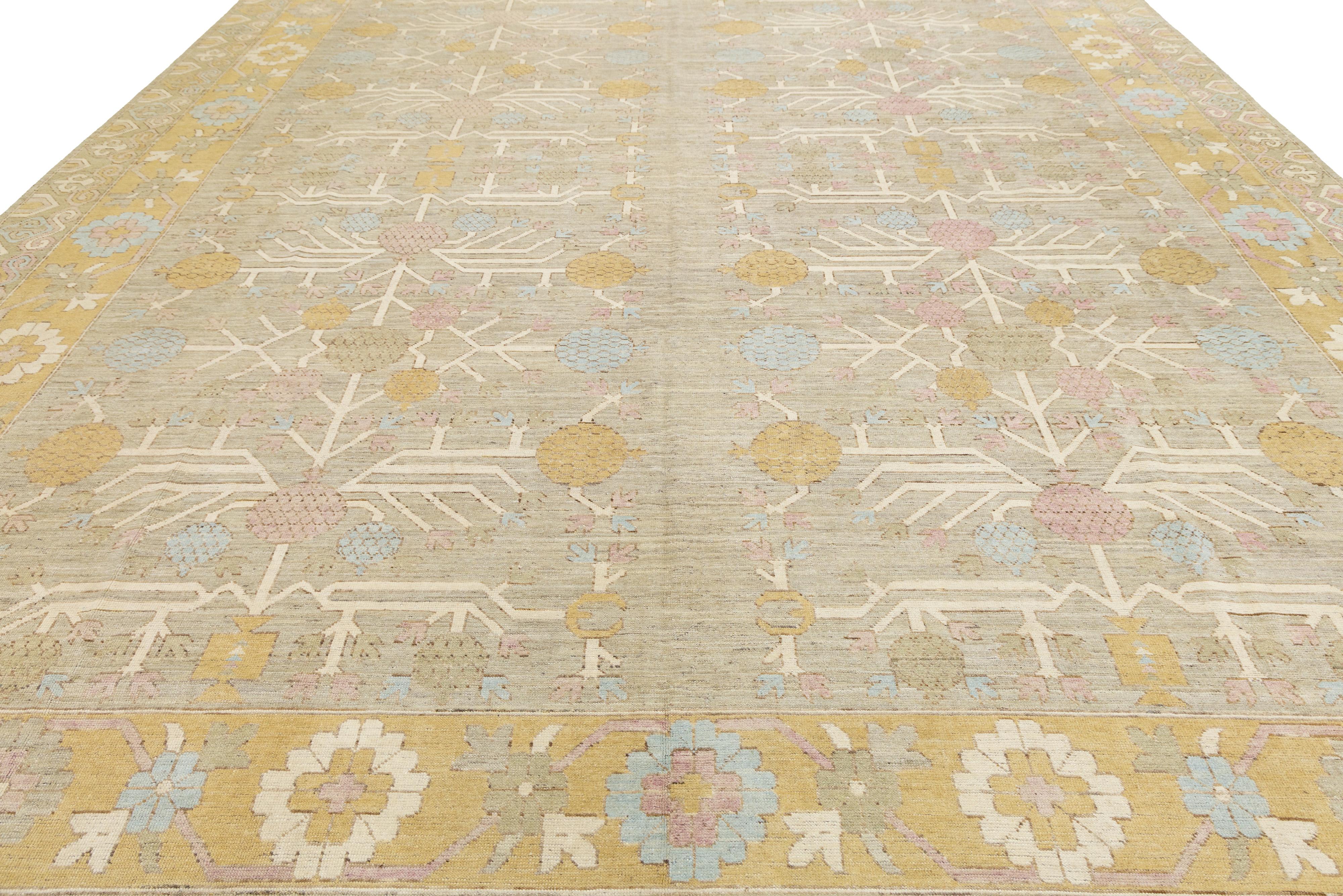 Laine 13 x 16 Tapis moderne en laine de style Khotan fait à la main en beige avec motif géométrique en vente