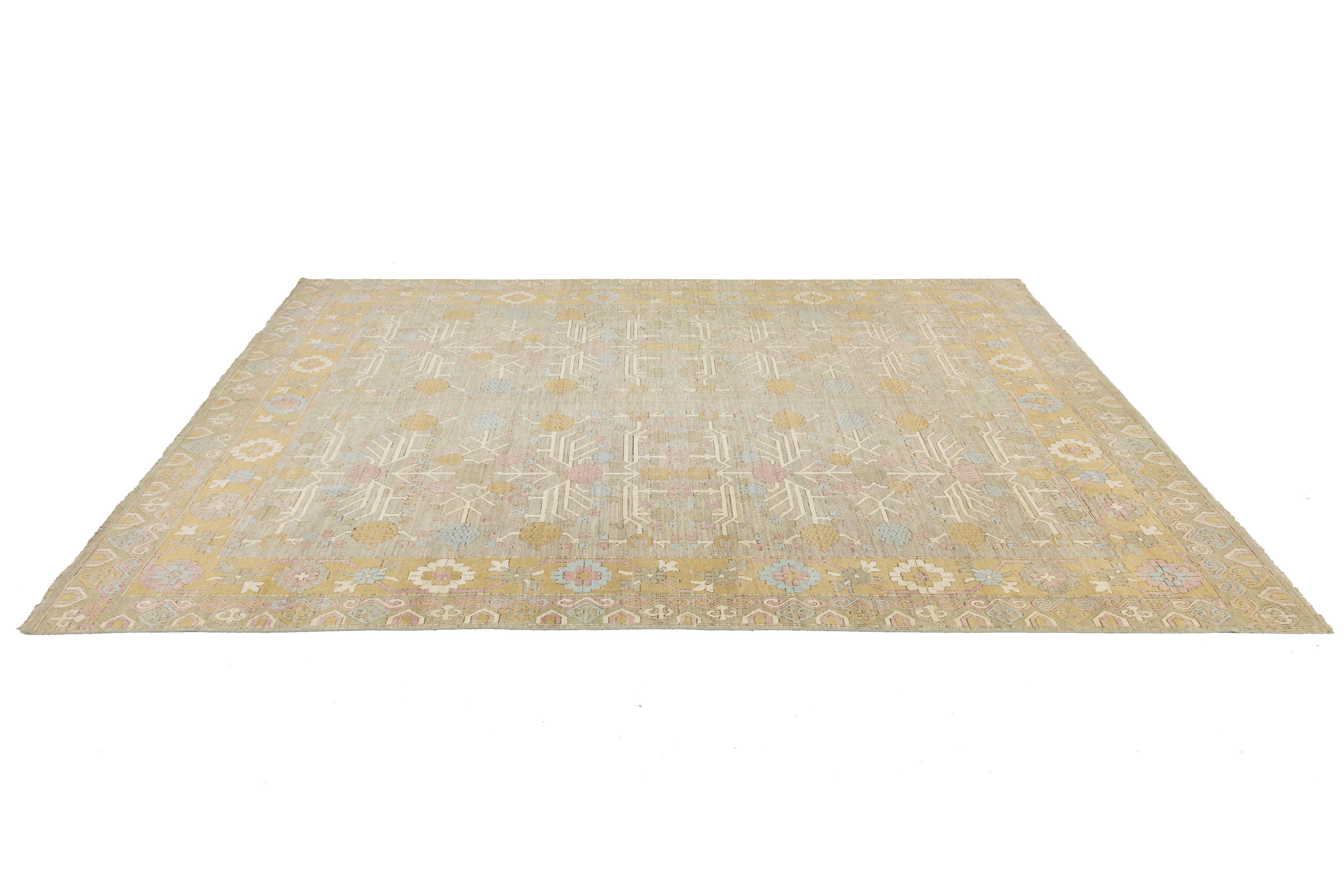13 x 16 Tapis moderne en laine de style Khotan fait à la main en beige avec motif géométrique en vente 1