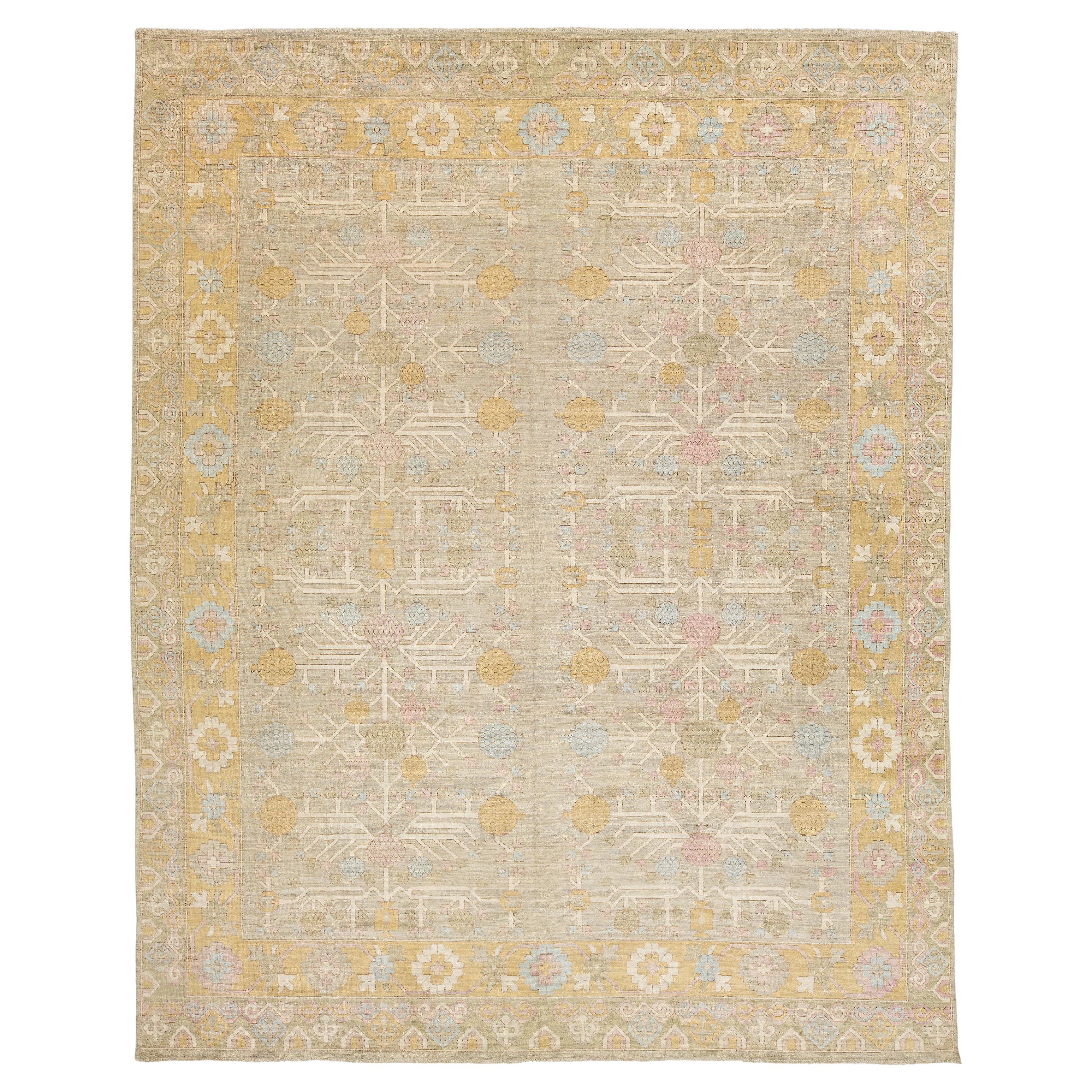 13 x 16 Tapis moderne en laine de style Khotan fait à la main en beige avec motif géométrique