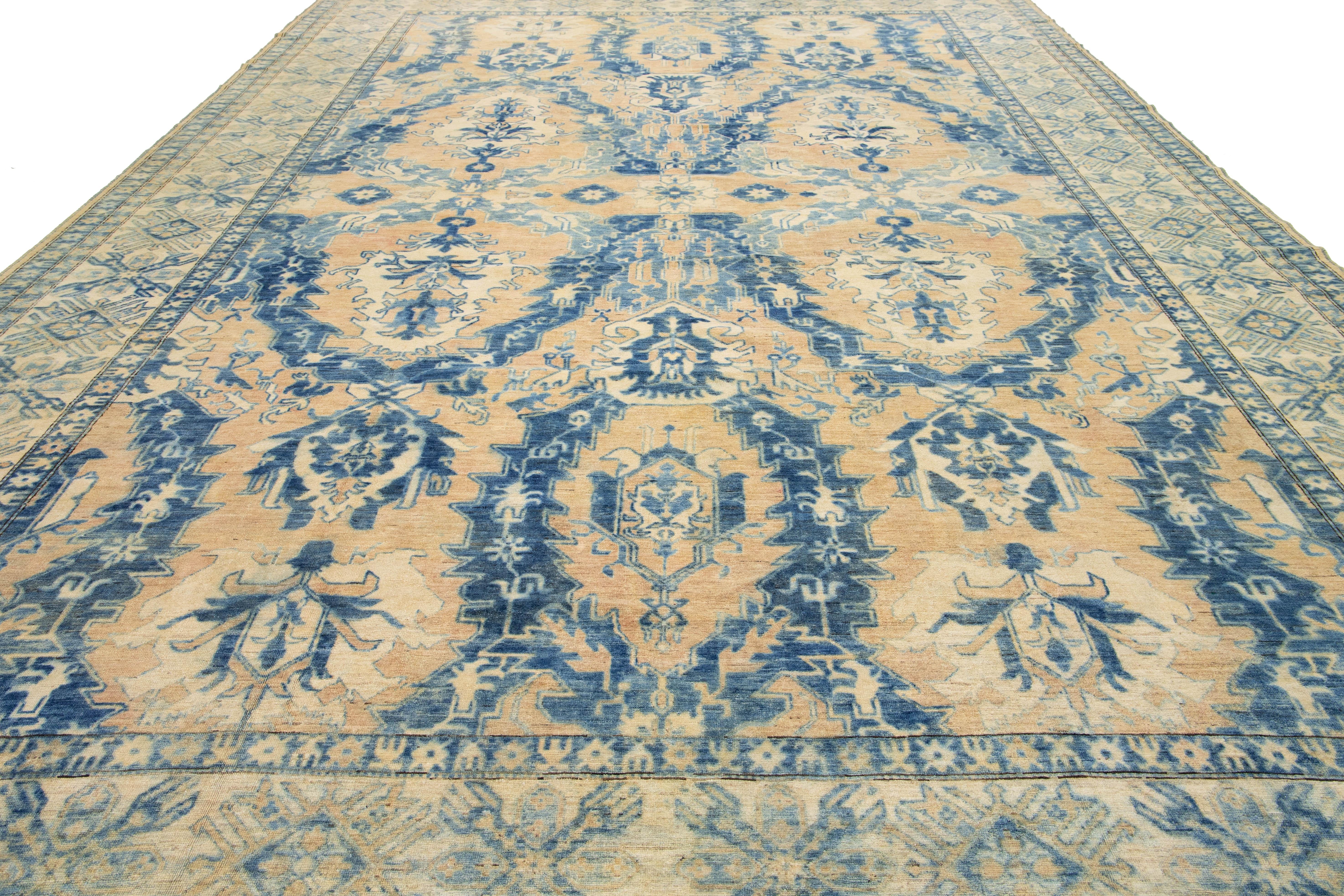 Dieser Wollteppich aus der Mitte des Jahrhunderts zeigt ein atemberaubendes Allover-Muster, das von traditionellen islamischen Mustern inspiriert ist. Der beigefarbene Hintergrund ist mit lebhaften blauen Blumenmotiven verziert, die sich anmutig