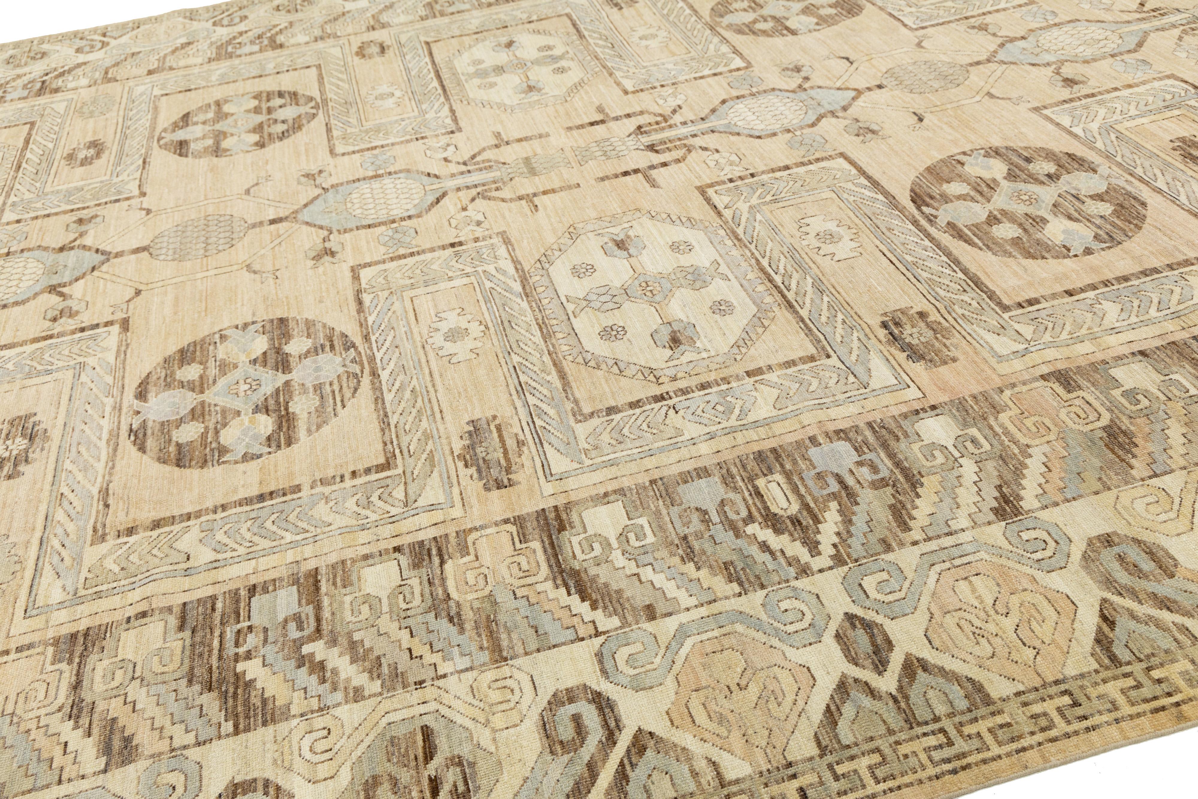 13 x 18 Tapis moderne en laine beige à motifs géométriques, fait main, style Khotan Neuf - En vente à Norwalk, CT