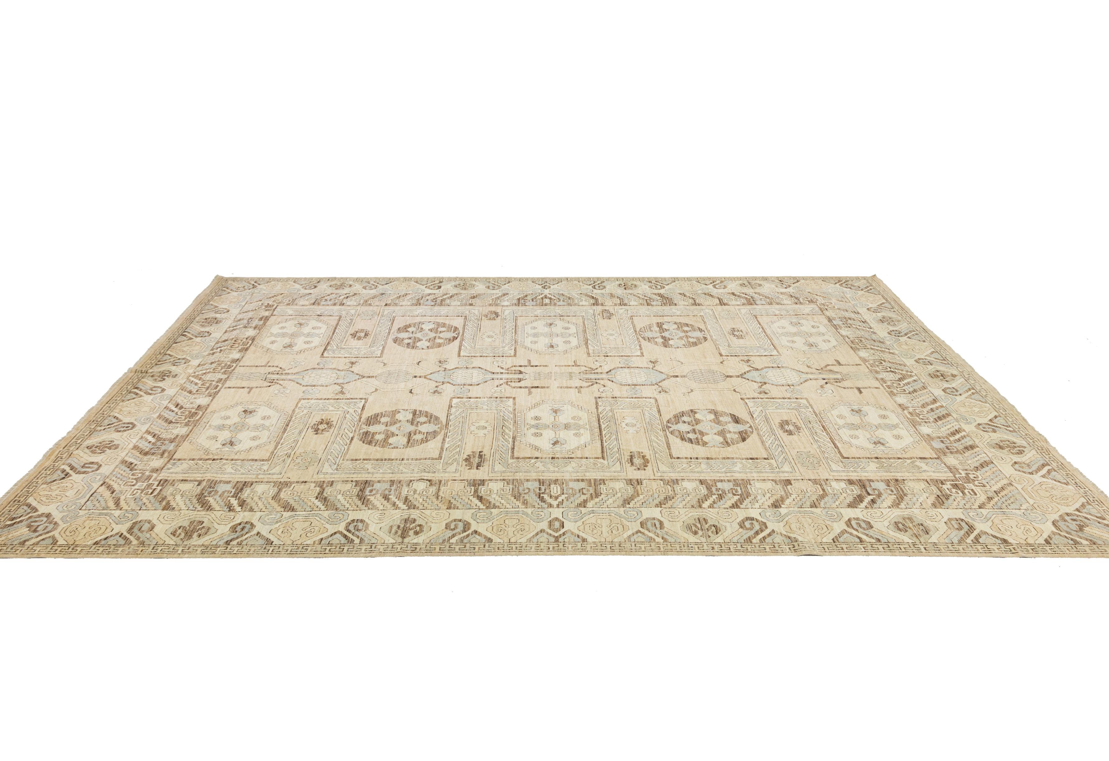 Laine 13 x 18 Tapis moderne en laine beige à motifs géométriques, fait main, style Khotan en vente