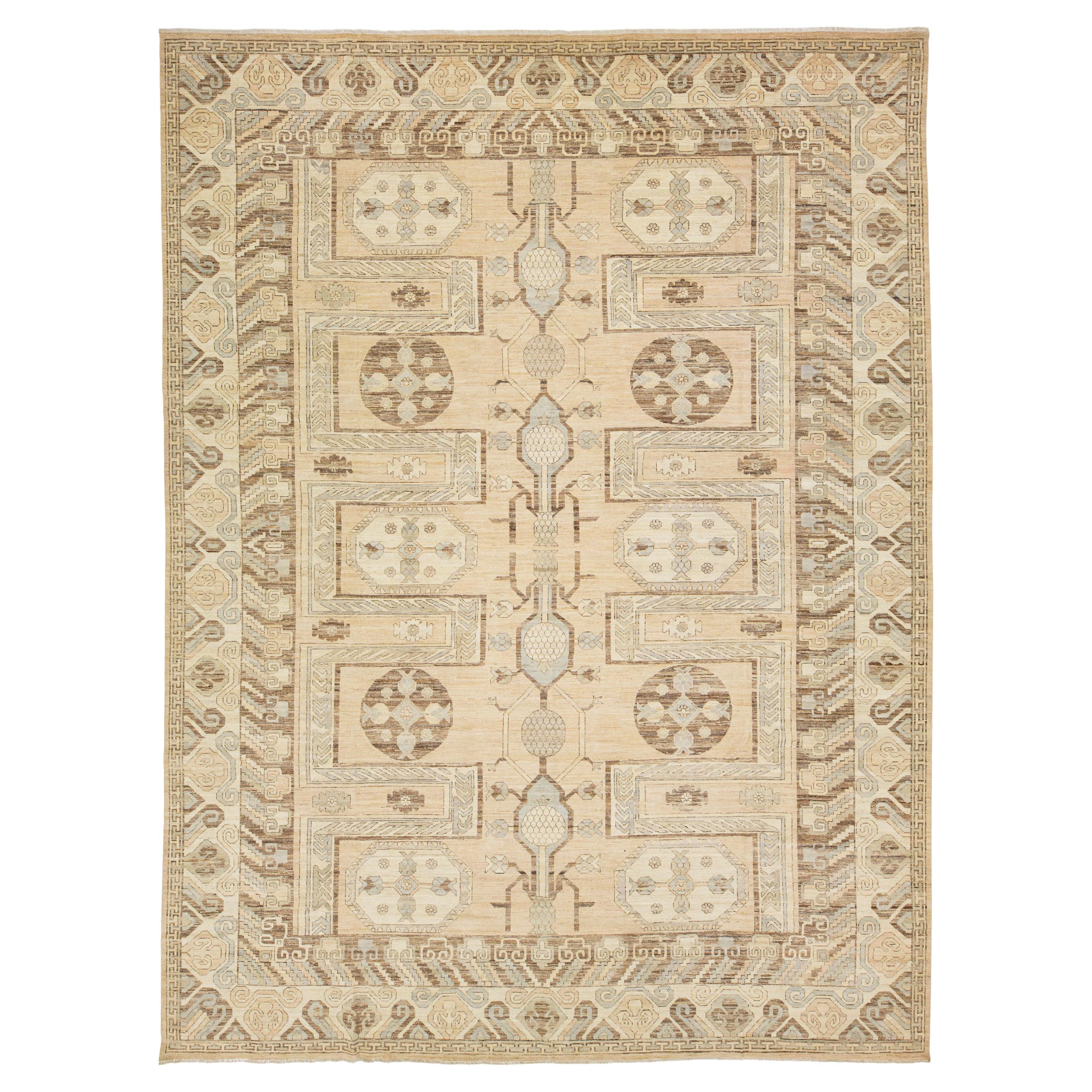 13 x 18 Moderner Khotan-Stil Handgefertigter Beigefarbener Wollteppich mit geometrischem Muster