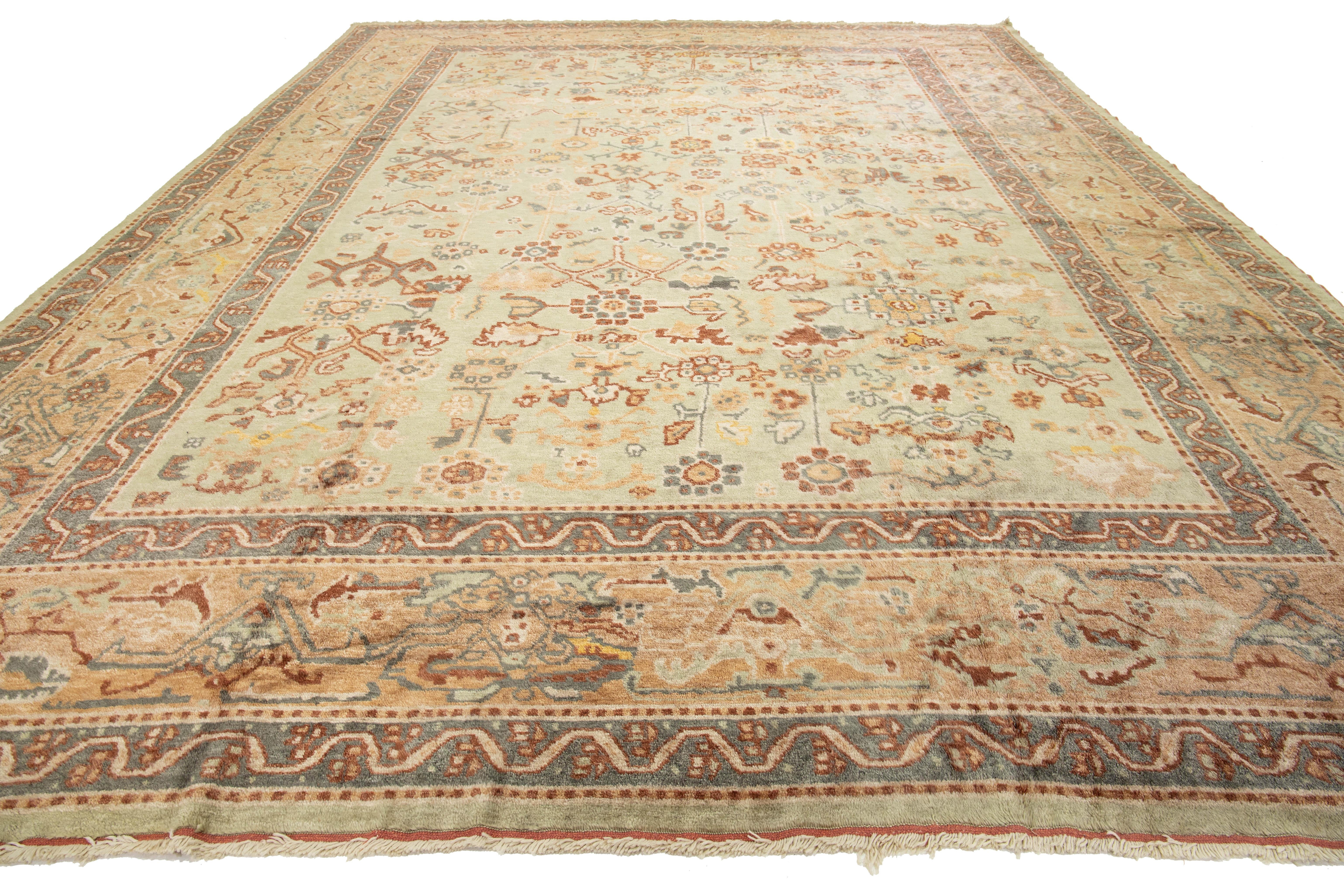 13 x 18 Tapis turc en laine ancienne Oushak, vert clair avec design floral en vente 3