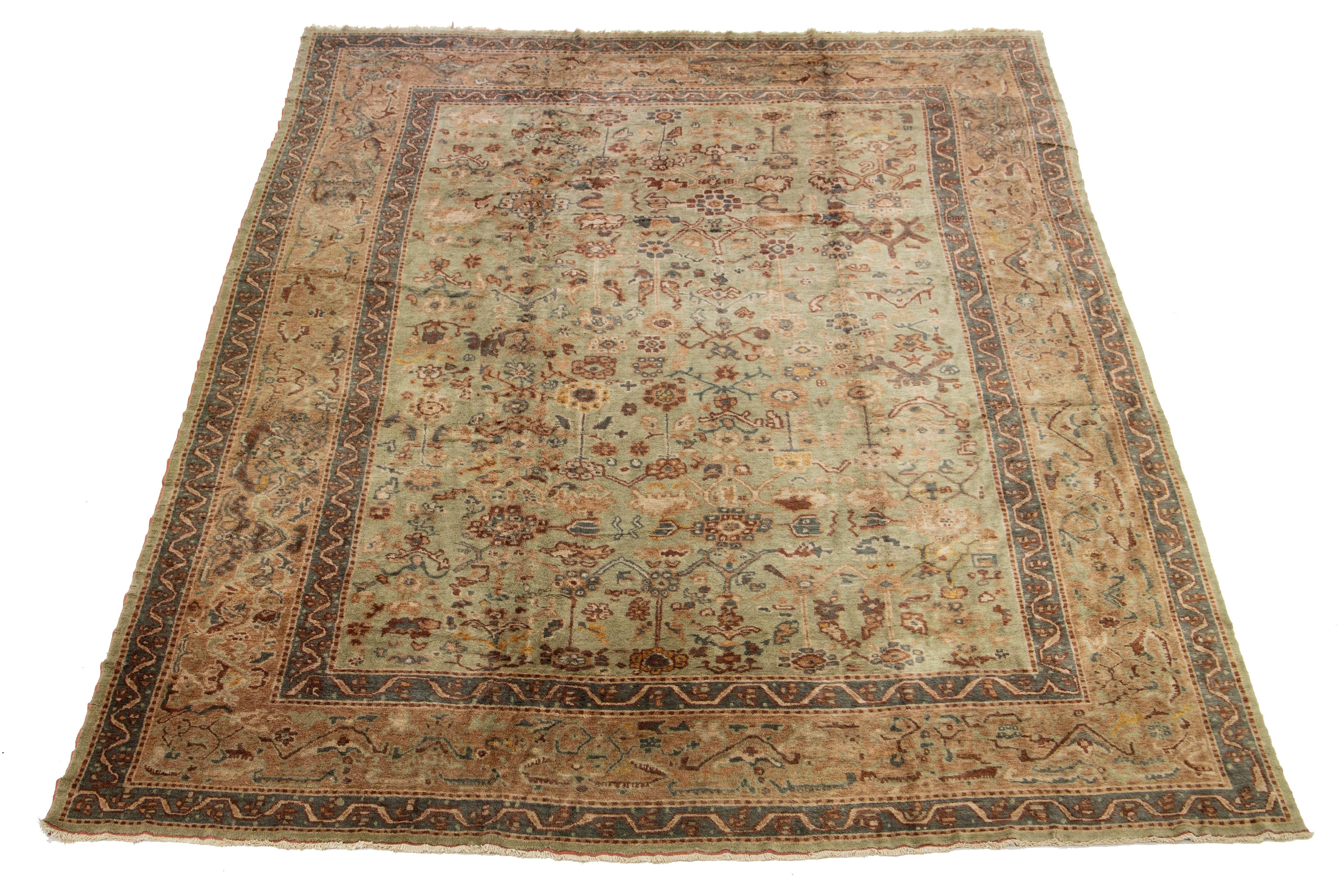 Ce magnifique tapis turc Oushak noué à la main est fabriqué à partir de laine pelucheuse et présente une magnifique palette de couleurs vert clair. Son superbe Design/One est élégamment encadré par de riches accents tan et brown, ajoutant profondeur