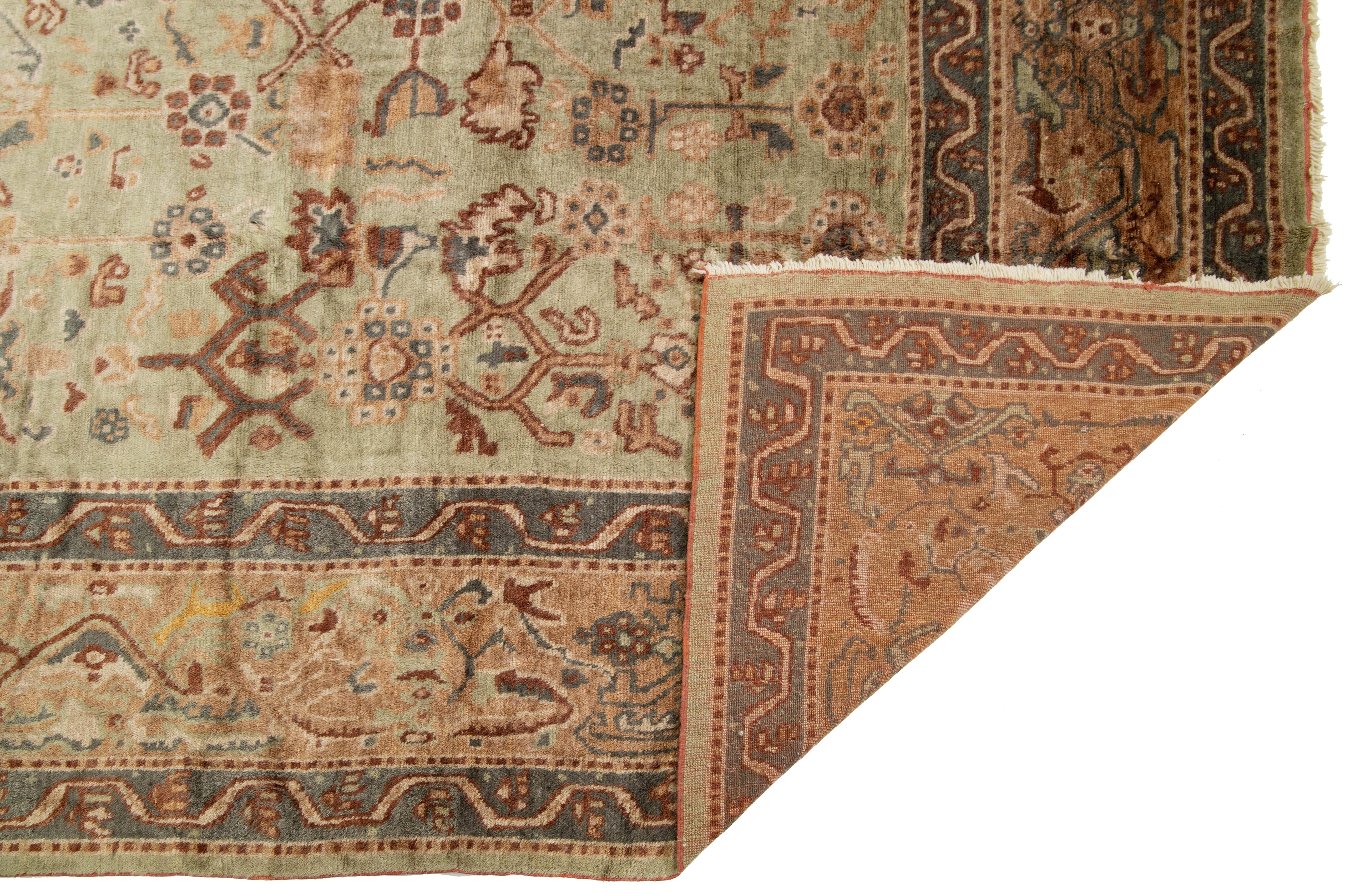 Turc 13 x 18 Tapis turc en laine ancienne Oushak, vert clair avec design floral en vente