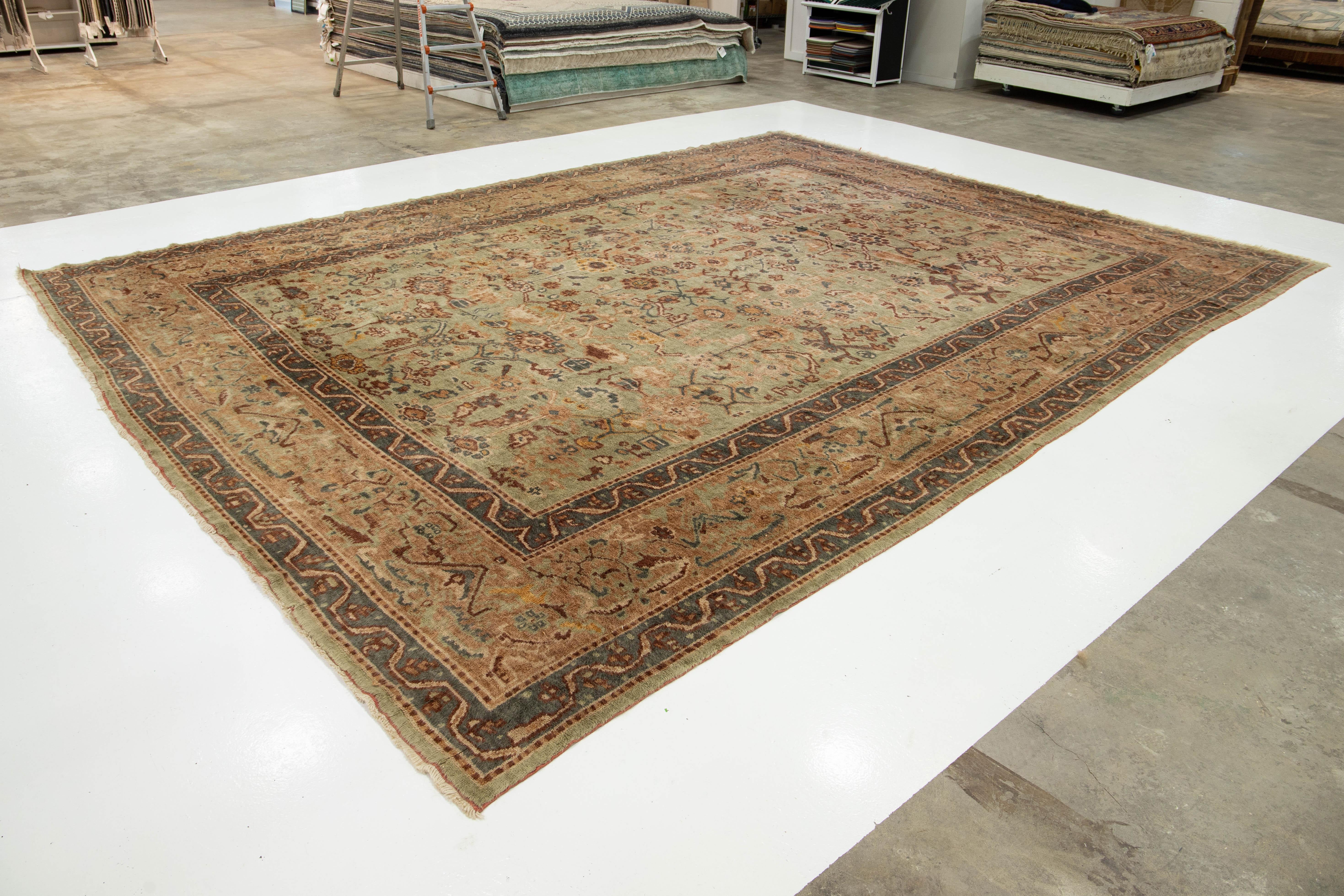 Noué à la main 13 x 18 Tapis turc en laine ancienne Oushak, vert clair avec design floral en vente