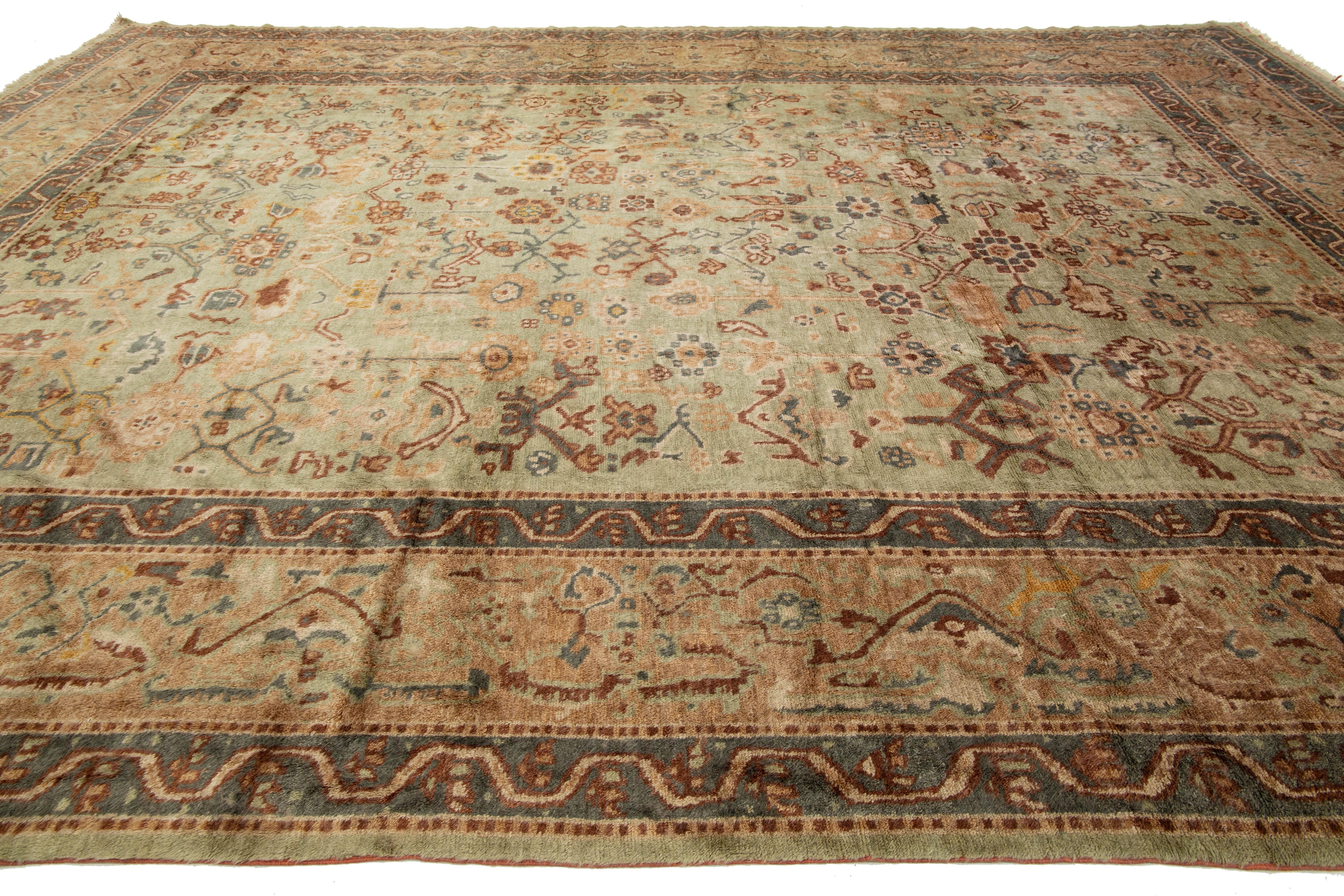 Fin du 20e siècle 13 x 18 Tapis turc en laine ancienne Oushak, vert clair avec design floral en vente
