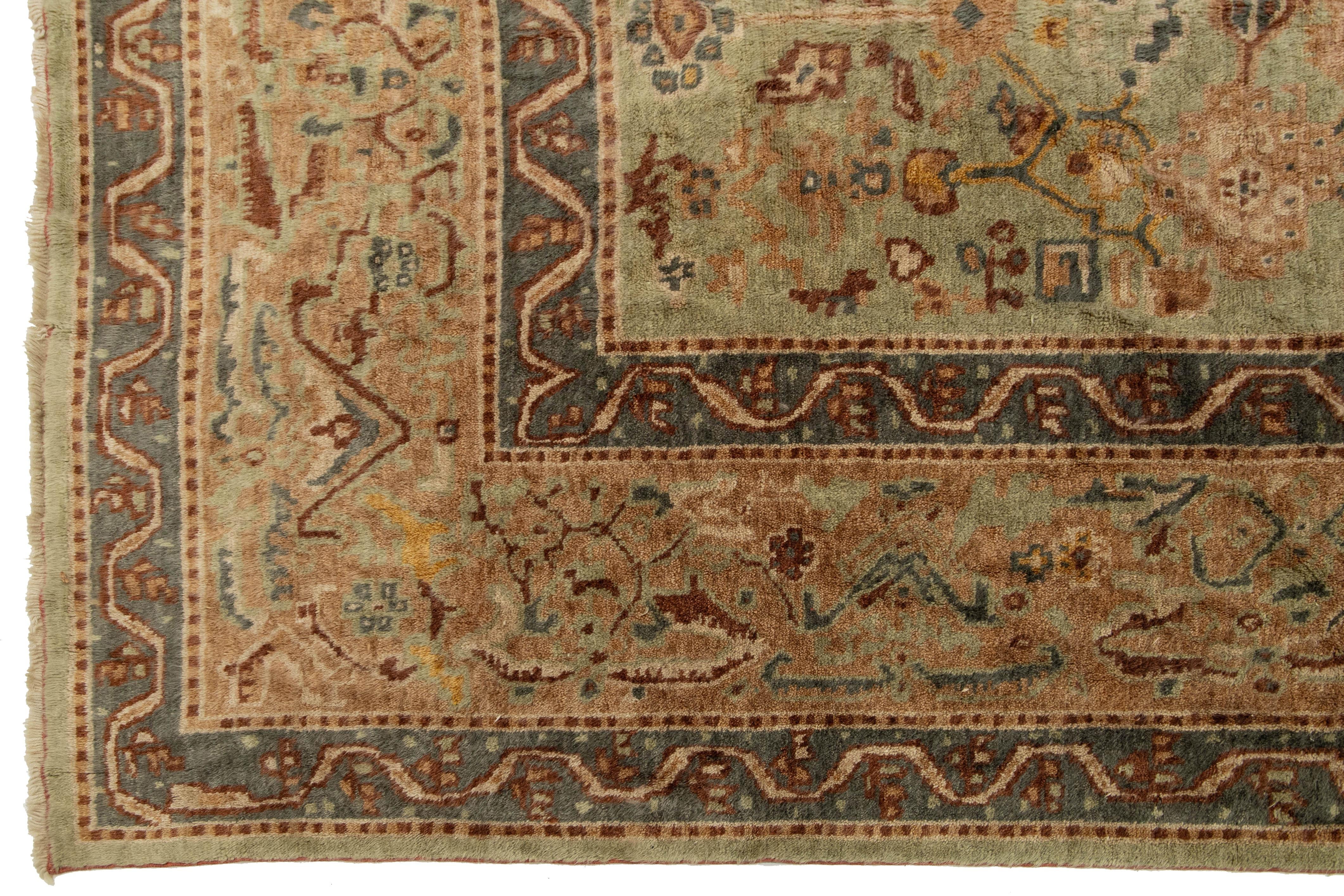 Laine 13 x 18 Tapis turc en laine ancienne Oushak, vert clair avec design floral en vente