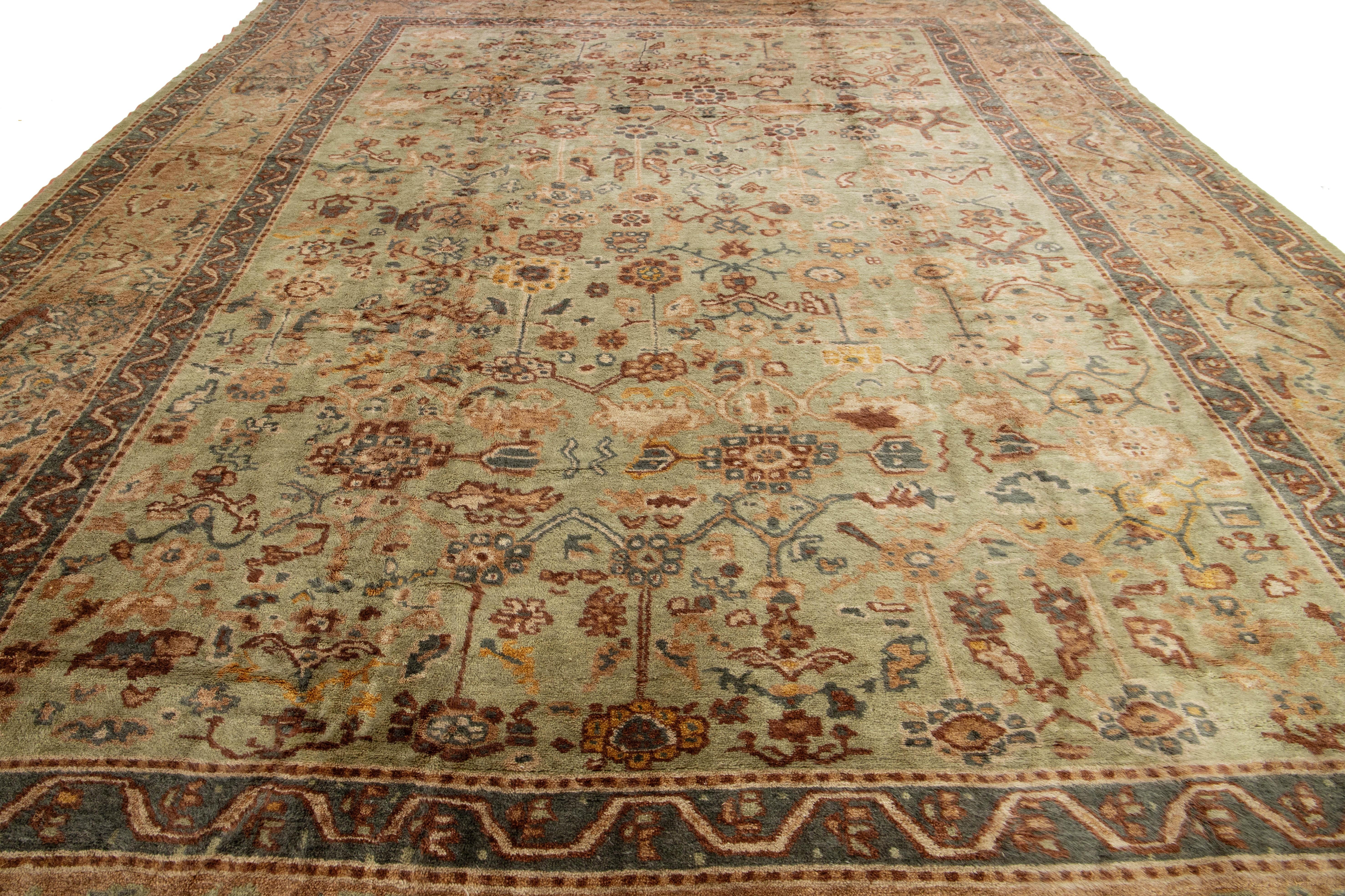 13 x 18 Tapis turc en laine ancienne Oushak, vert clair avec design floral en vente 1