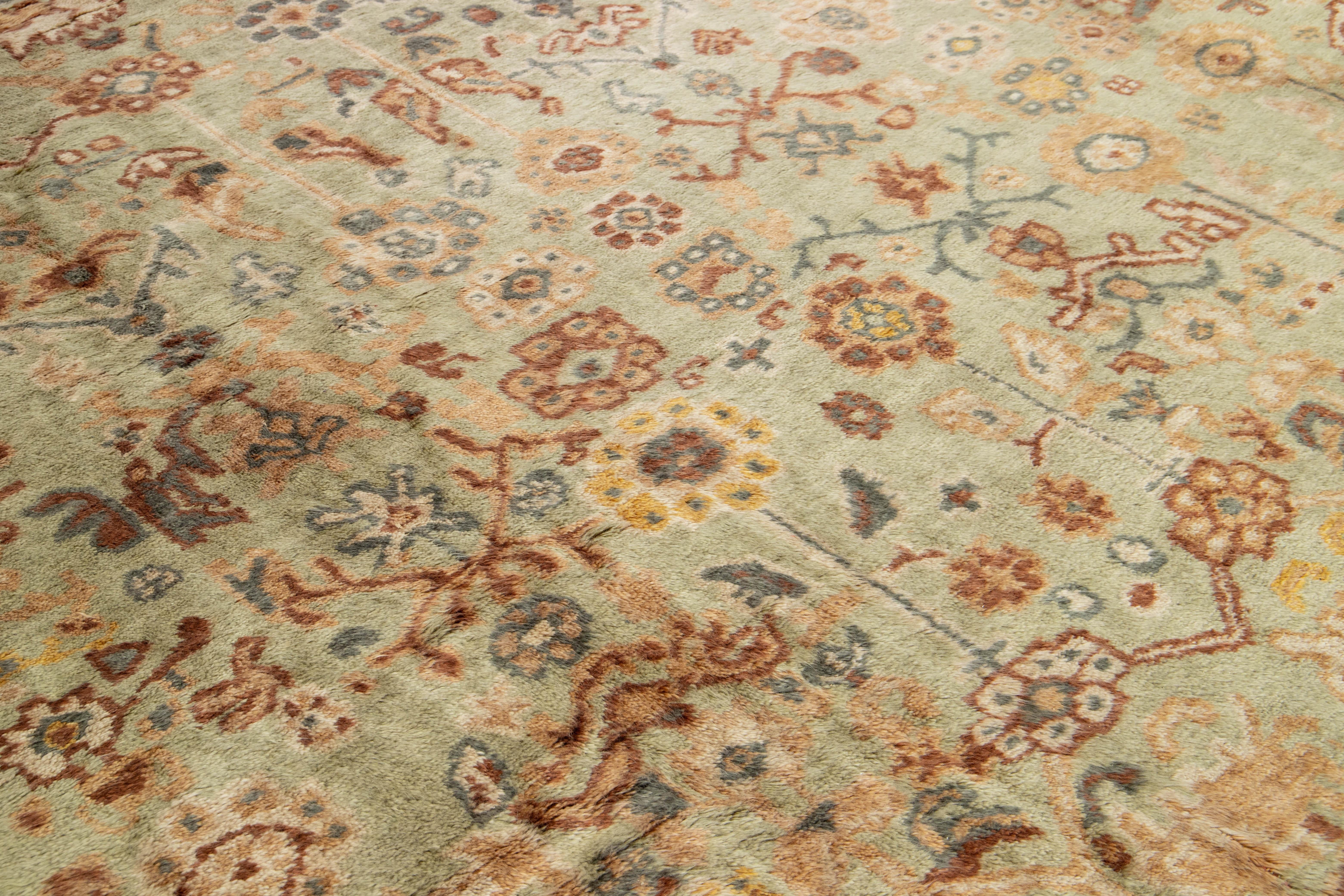 13 x 18 Tapis turc en laine ancienne Oushak, vert clair avec design floral en vente 2