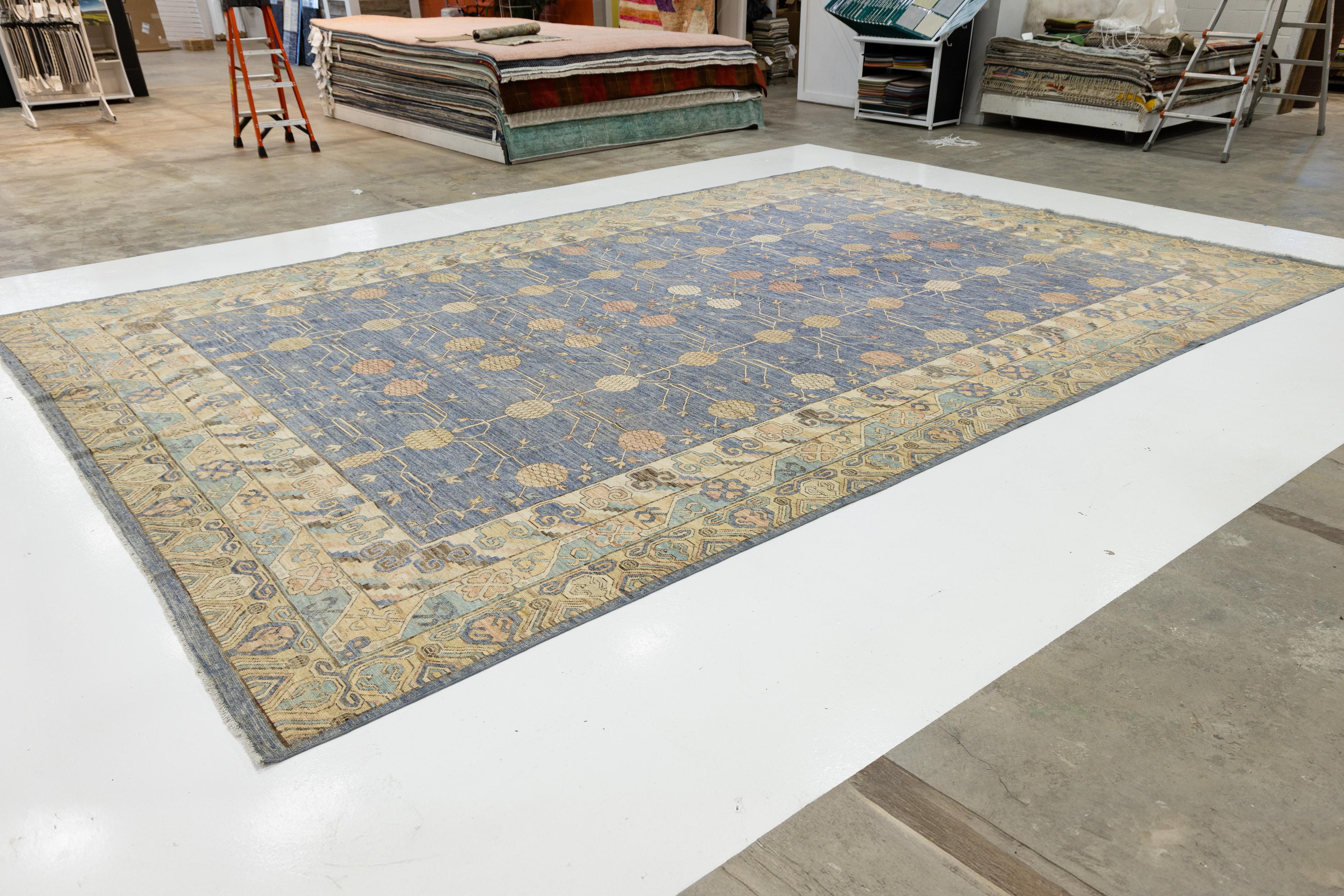 Noué à la main 13 x 19 Tapis en laine moderne de style Khotan, fait à la main, avec motif Allover, de couleur bleue en vente