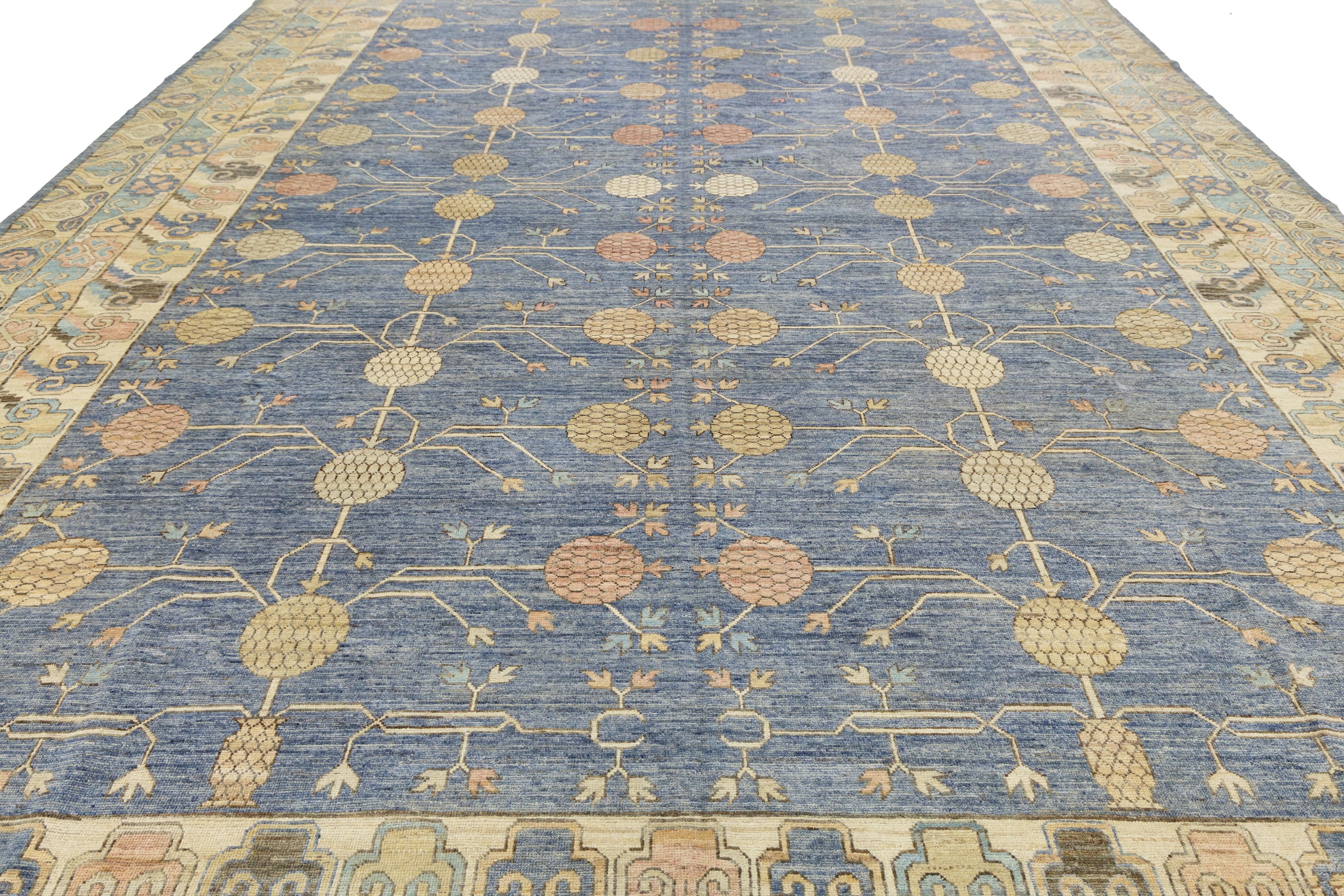 XXIe siècle et contemporain 13 x 19 Tapis en laine moderne de style Khotan, fait à la main, avec motif Allover, de couleur bleue en vente