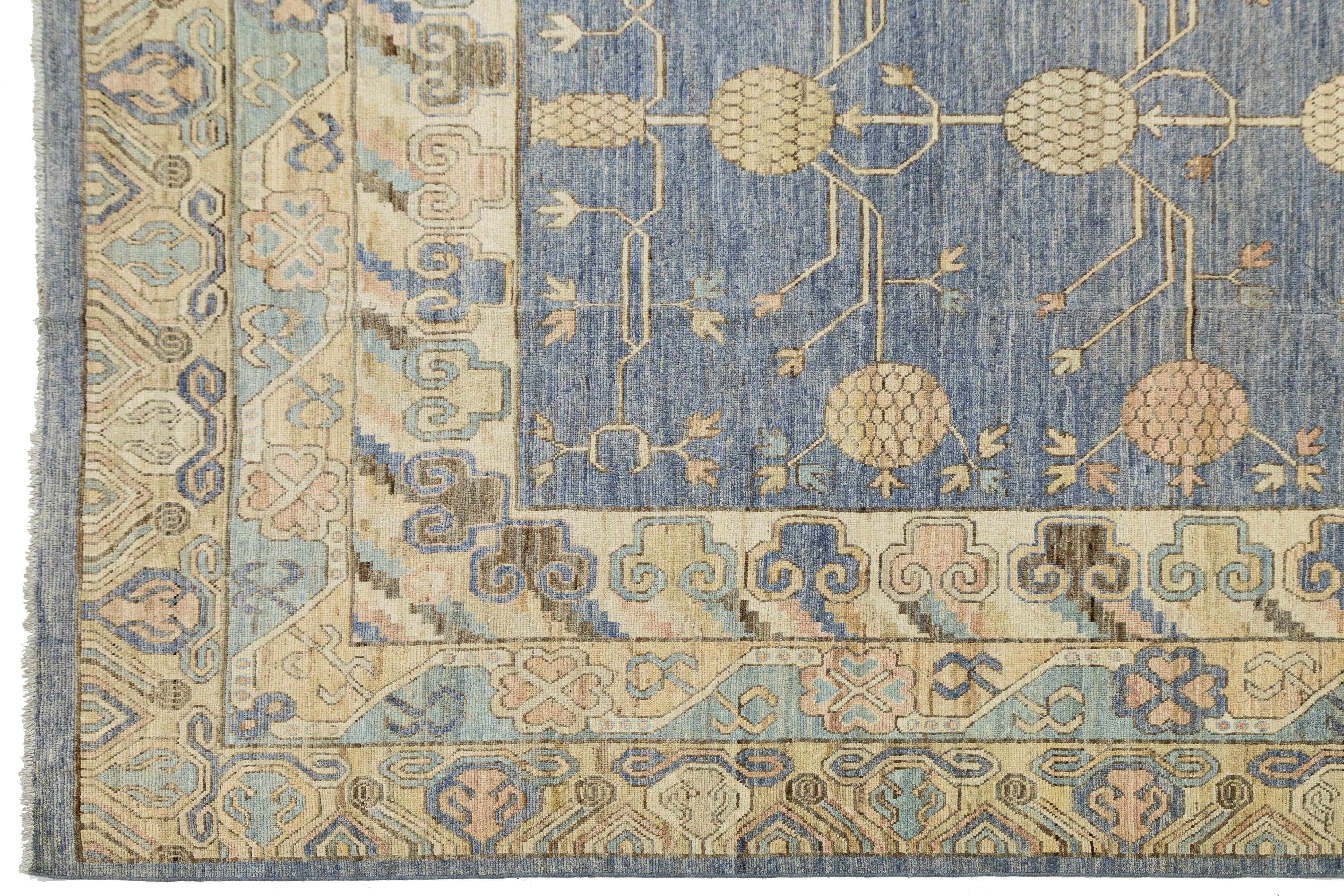 13 x 19 Tapis en laine moderne de style Khotan, fait à la main, avec motif Allover, de couleur bleue en vente 1