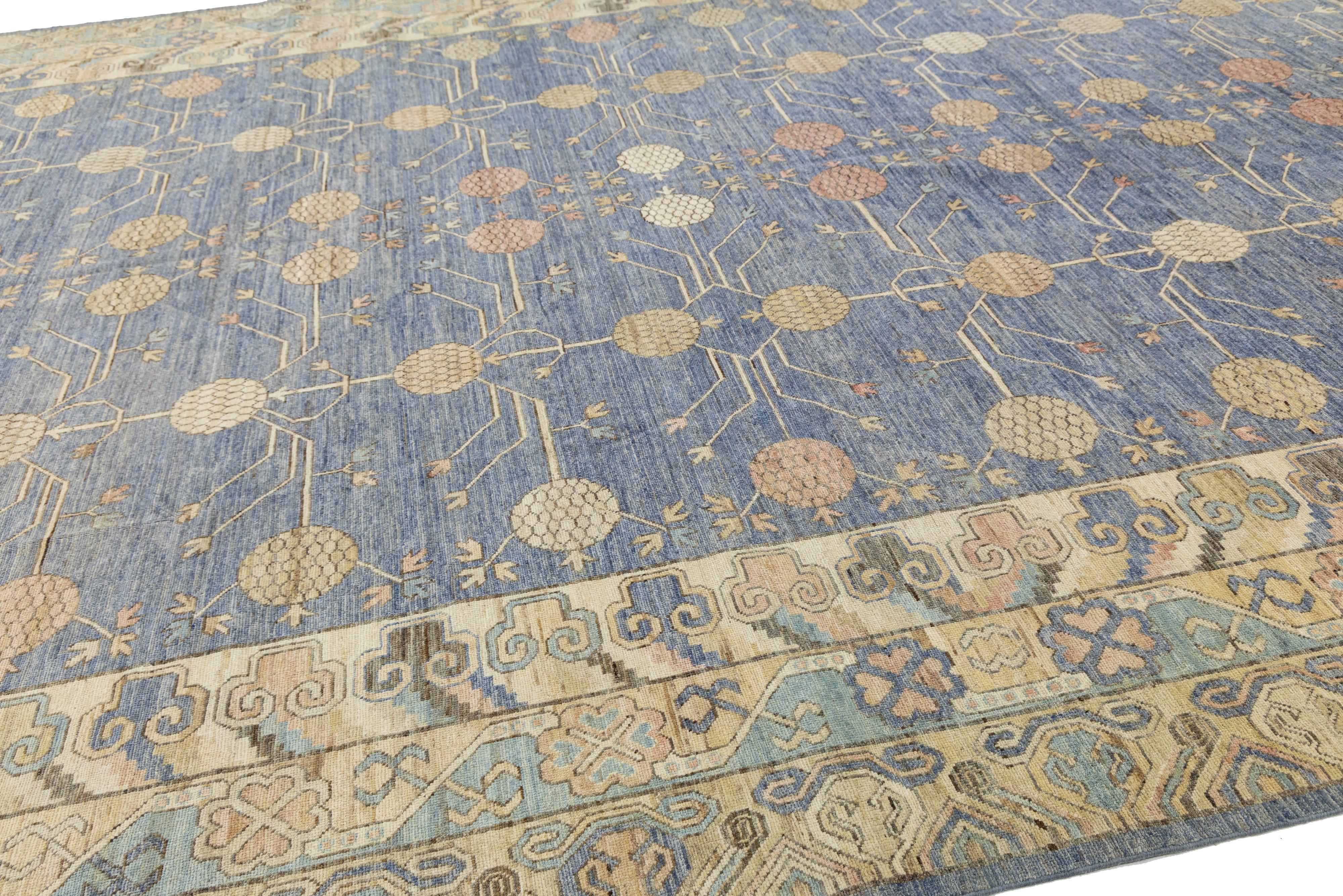 13 x 19 Tapis en laine moderne de style Khotan, fait à la main, avec motif Allover, de couleur bleue en vente 2