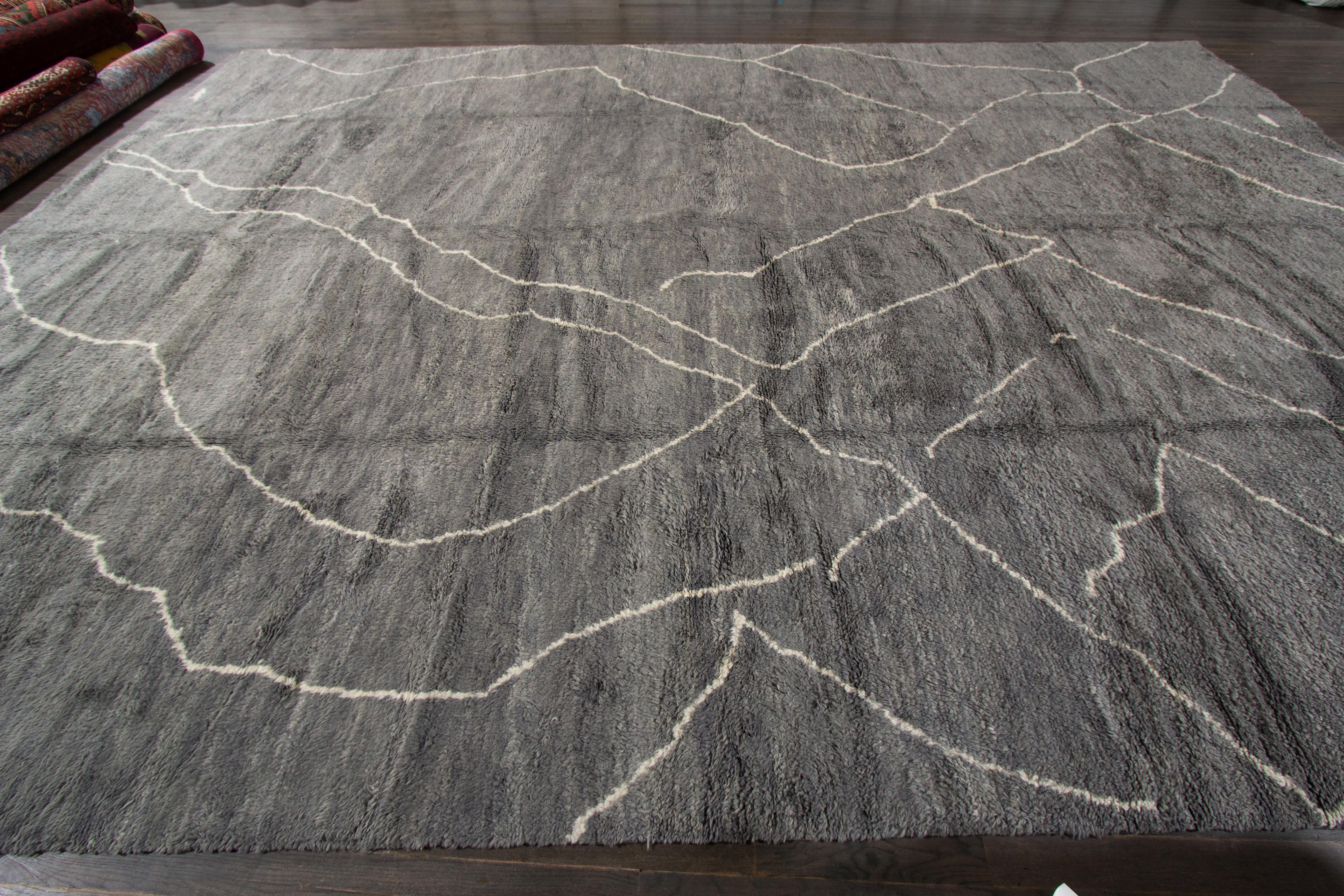 13 x 19 Grauer moderner Wollteppich im marokkanischen Stil Handgefertigt mit abstraktem Design (Türkisch) im Angebot