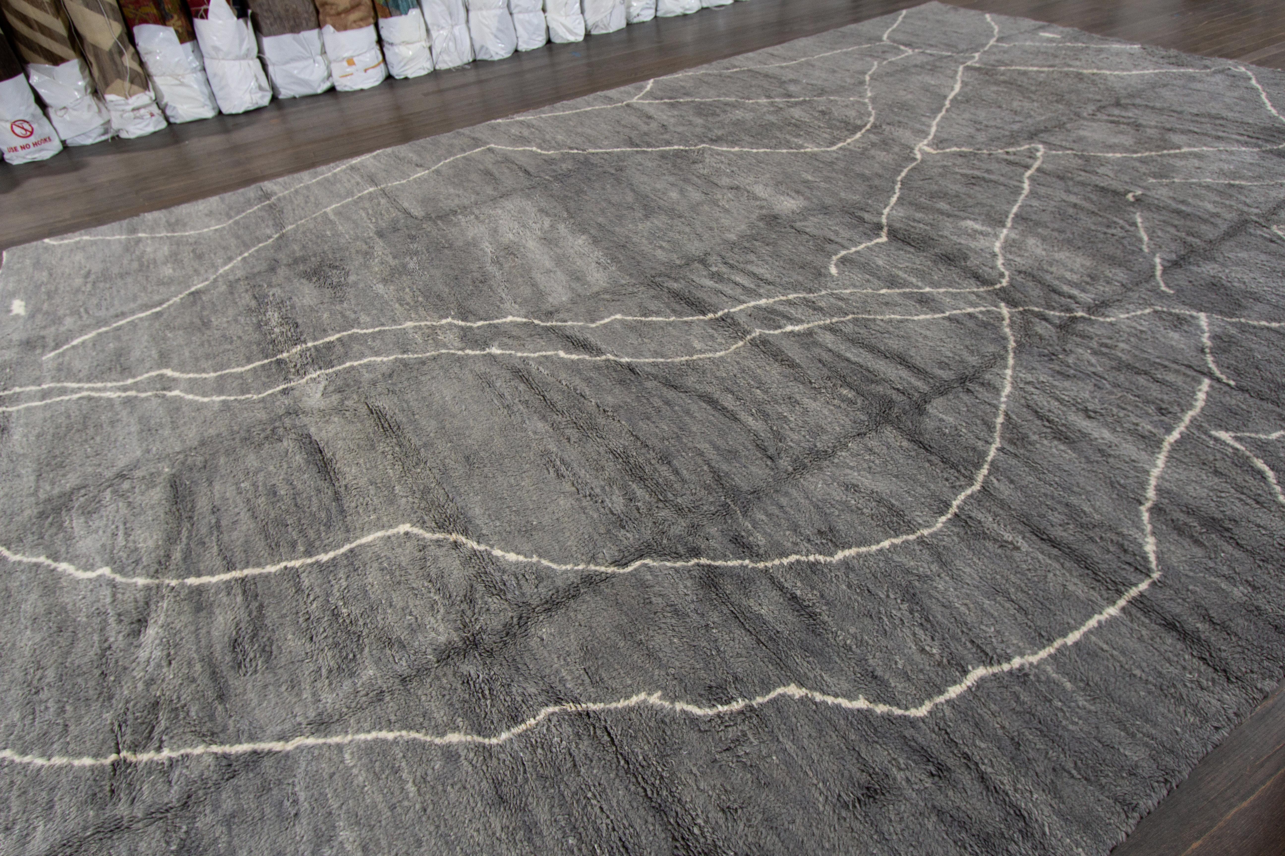 13 x 19 Grauer moderner Wollteppich im marokkanischen Stil Handgefertigt mit abstraktem Design im Zustand „Neu“ im Angebot in Norwalk, CT