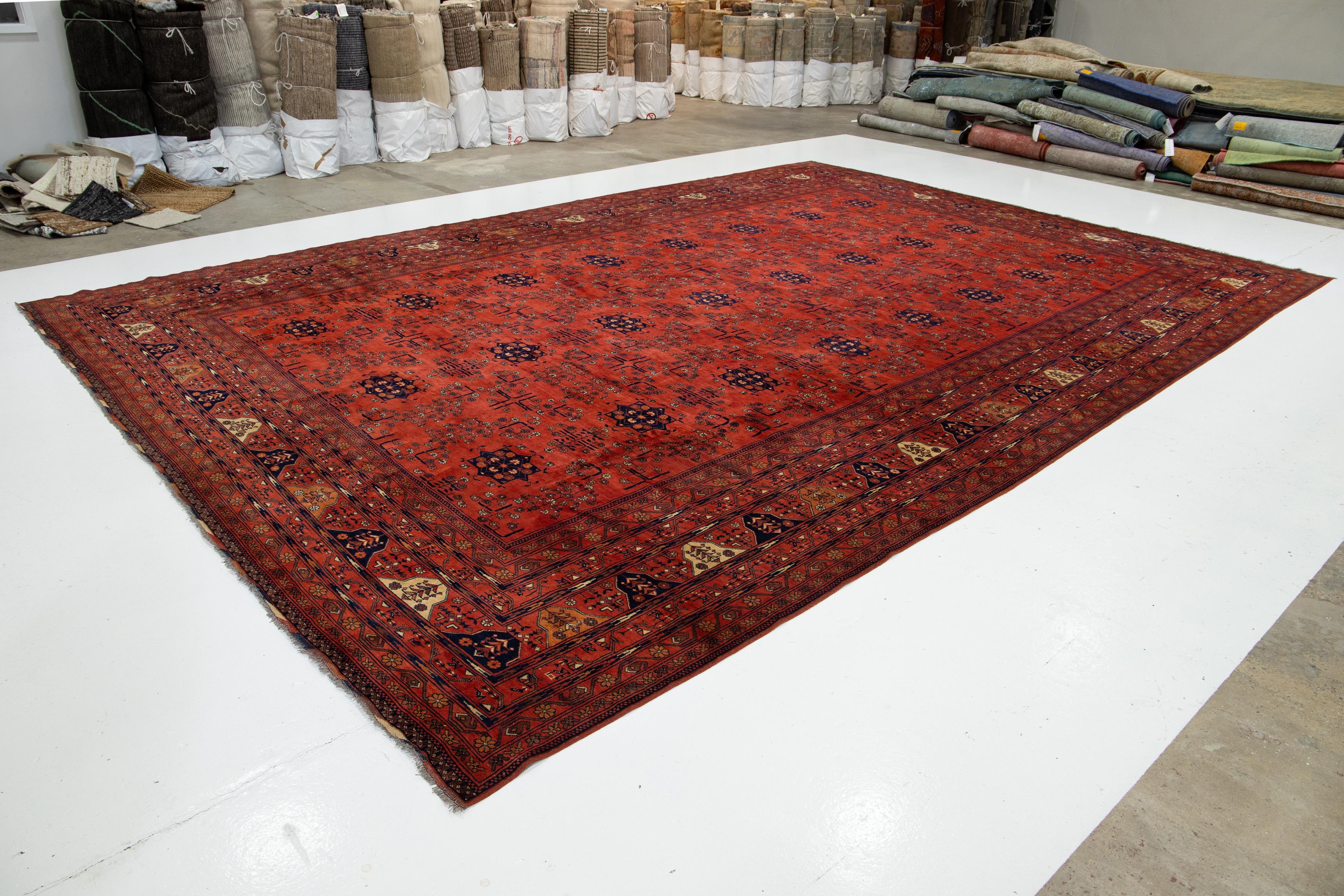 13 x 19 Vintage Handgeknüpfter afghanischer Wollteppich aus roter Afghanischer Wolle in Rot mit Blumenmotiv (Frühes 20. Jahrhundert) im Angebot