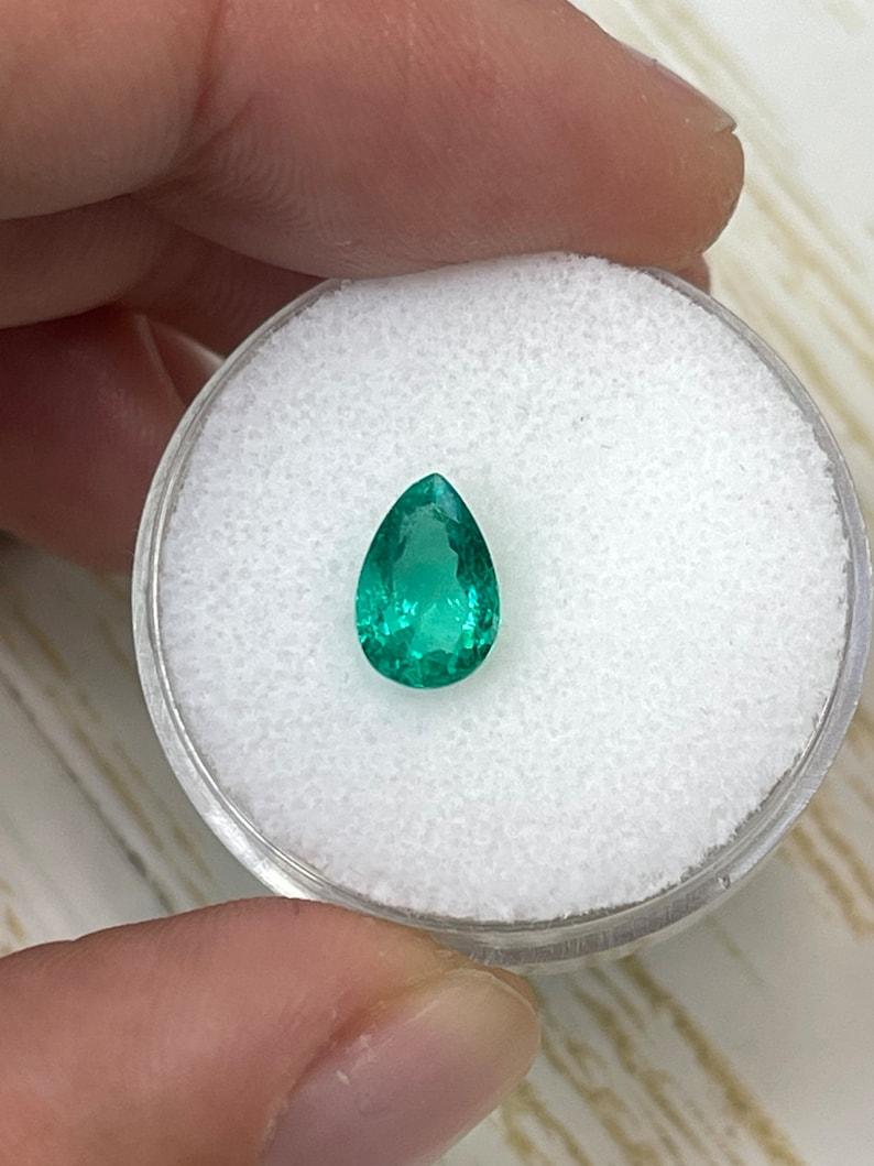 A. Stone: Smeraldo
Peso: 1,30 carati
Forma: Taglio a pera
Chiarezza: Trasparente
Lucentezza: Eccellente
Colore: Greene & Greene bluastro
Misure: 8,50 mm x 5,72 mm x 4,48 mm
Origine geografica: Colombia
Trattamento: Naturale, oliatura

Commenti: A