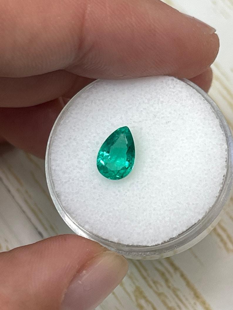 Moderno Smeraldo colombiano da 1,30 carati 8,5x6 VS - Gemma di maggio dal taglio a pera in vendita