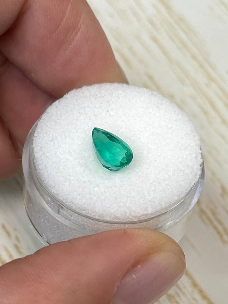 Smeraldo colombiano da 1,30 carati 8,5x6 VS - Gemma di maggio dal taglio a pera In condizioni Nuovo in vendita a Jupiter, FL