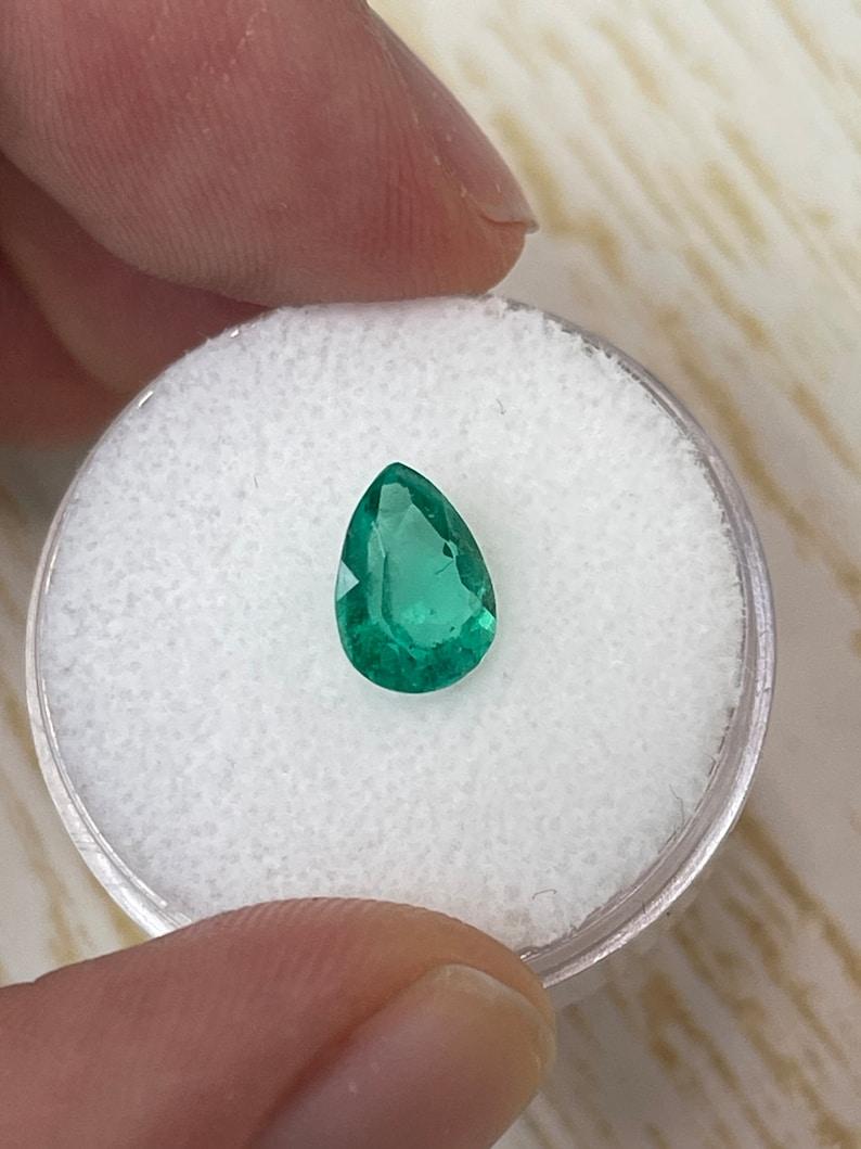 Smeraldo colombiano verde bluastro da 1,30 carati 9x7 - Gemma di maggio con taglio a pera In condizioni Nuovo in vendita a Jupiter, FL