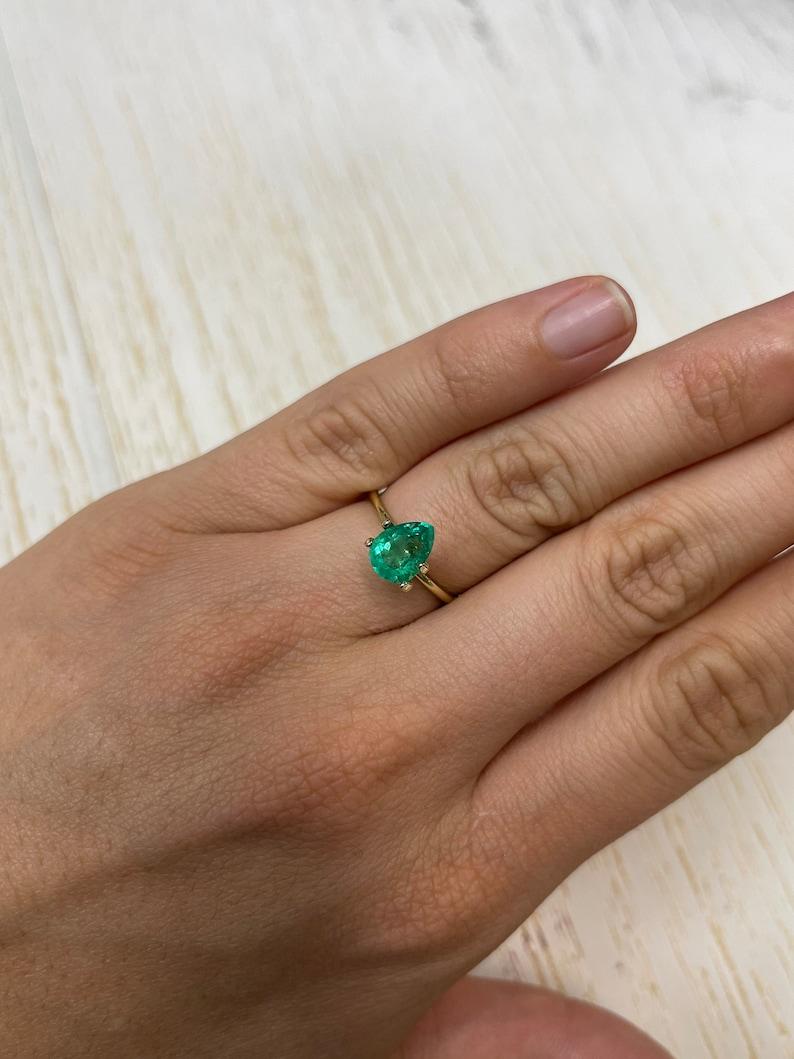 Smeraldo colombiano verde bluastro da 1,30 carati 9x7 - Gemma di maggio con taglio a pera in vendita 1
