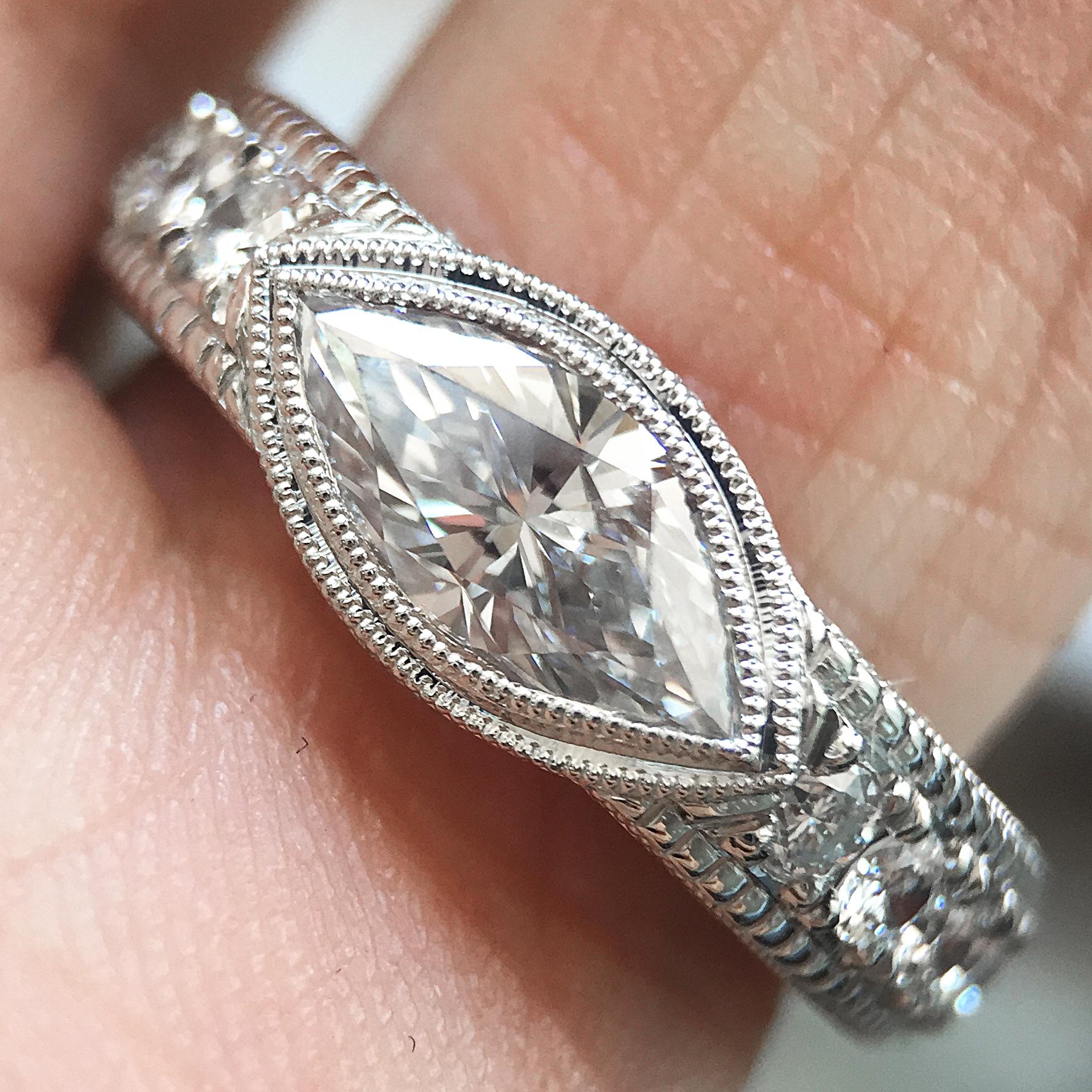 Anillo grabado a mano con bisel de marquesa de 1,30 quilates aproximadamente, Ben Dannie Moderno en venta