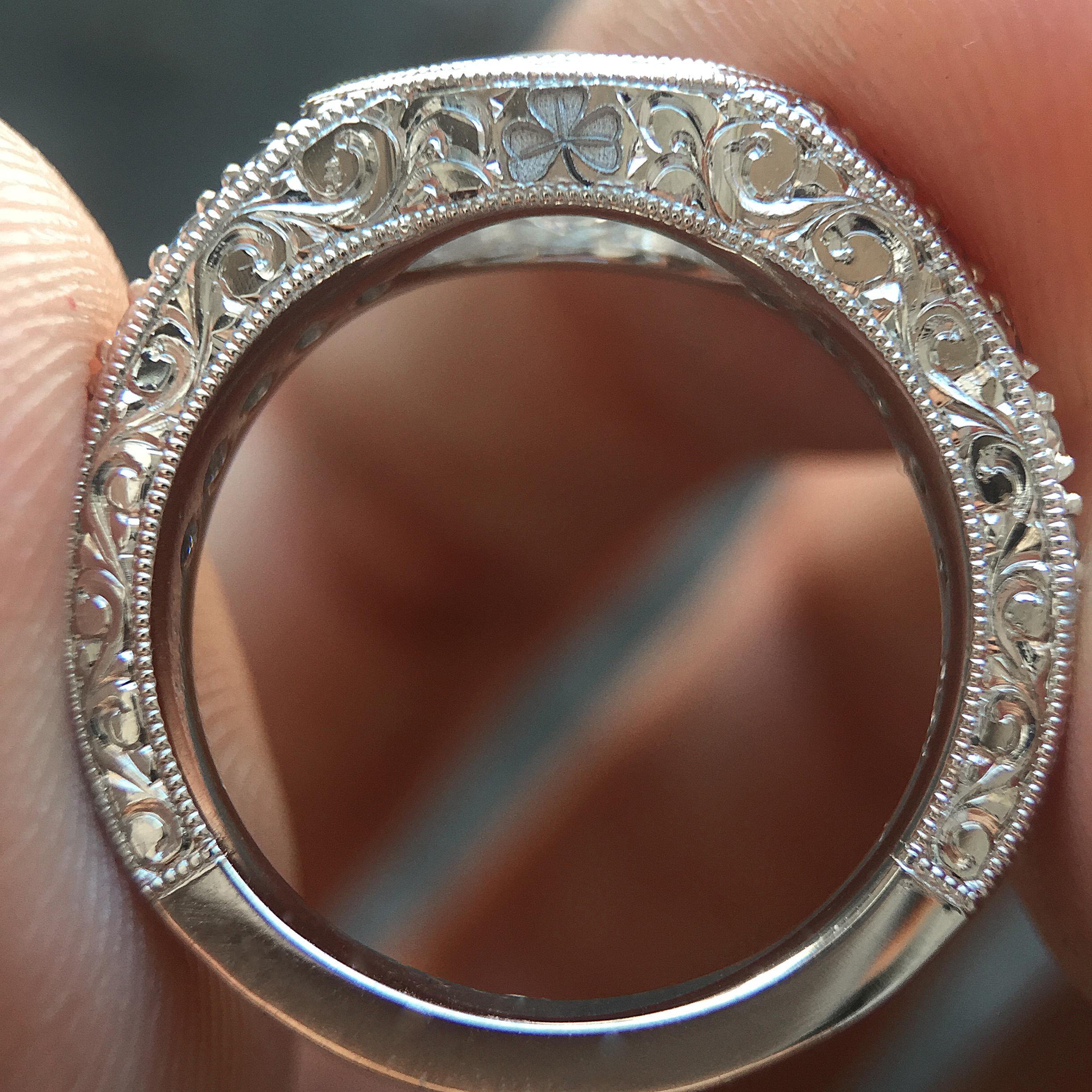 Anillo grabado a mano con bisel de marquesa de 1,30 quilates aproximadamente, Ben Dannie Corte marquesa en venta