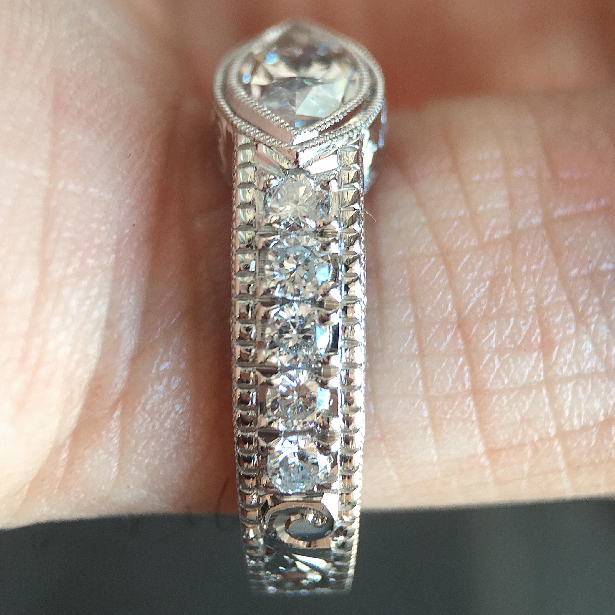 Anillo grabado a mano con bisel de marquesa de 1,30 quilates aproximadamente, Ben Dannie en venta 1