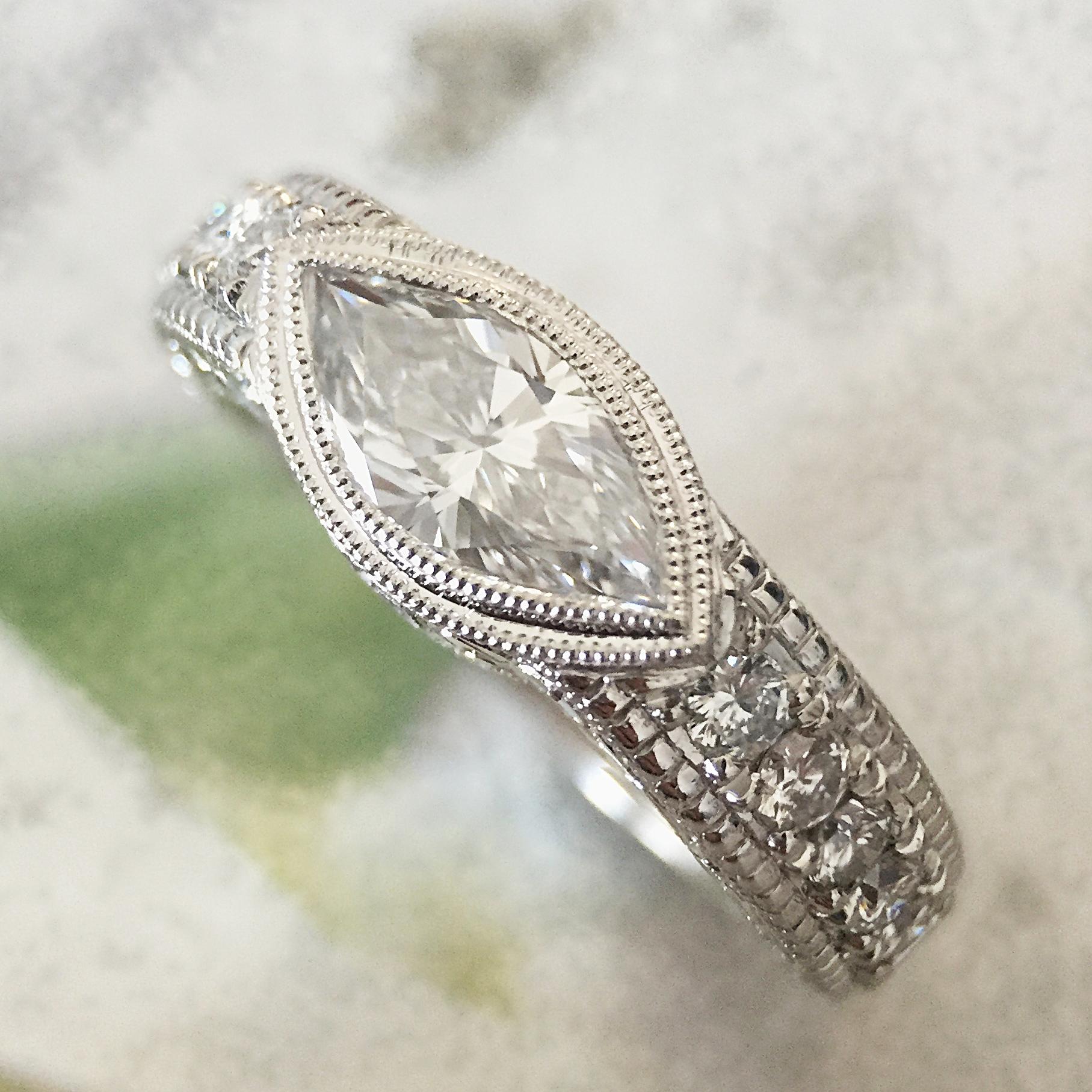 Anillo grabado a mano con bisel de marquesa de 1,30 quilates aproximadamente, Ben Dannie en venta 2