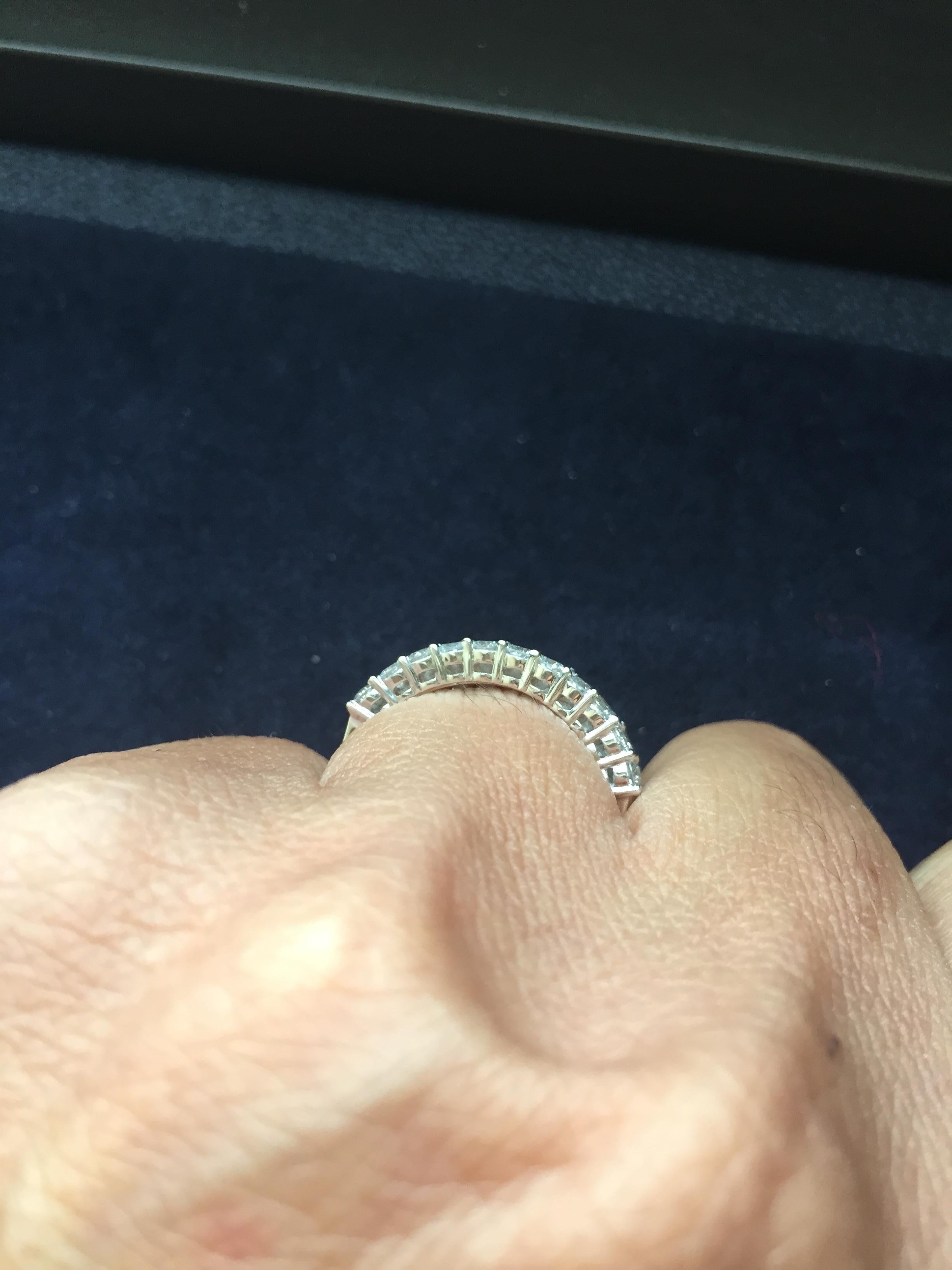 Bande de diamants à mi-chemin, composée de pierres baguettes et rondes. Ce magnifique anneau peut être porté seul ou avec une bague de fiançailles. or blanc 18k, Poids carats 1,29, Couleur F, Clarté VS.