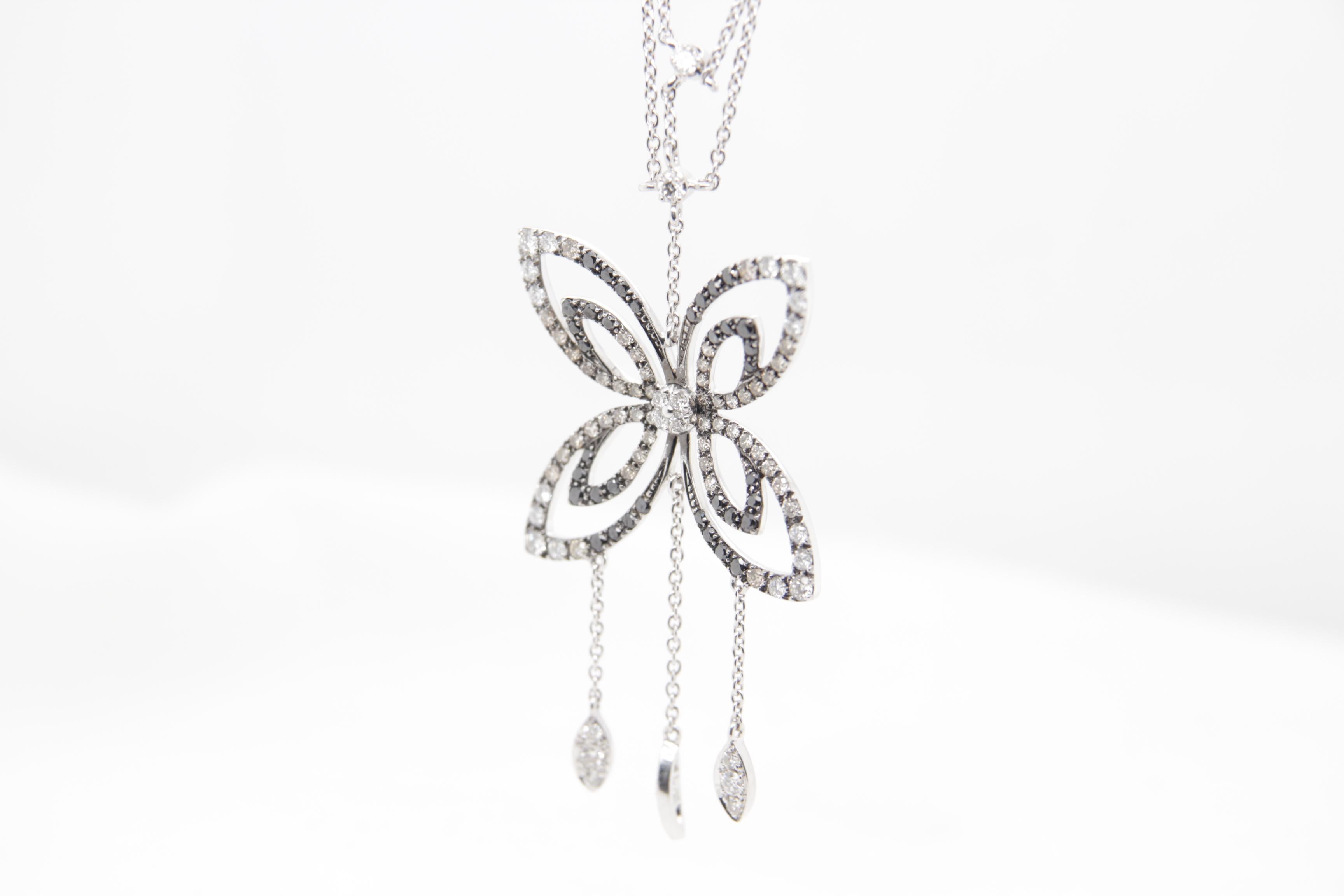 1.30 Carat Butterfly Diamond Pendant in 18 Karat Gold In New Condition For Sale In Bangkok, TH