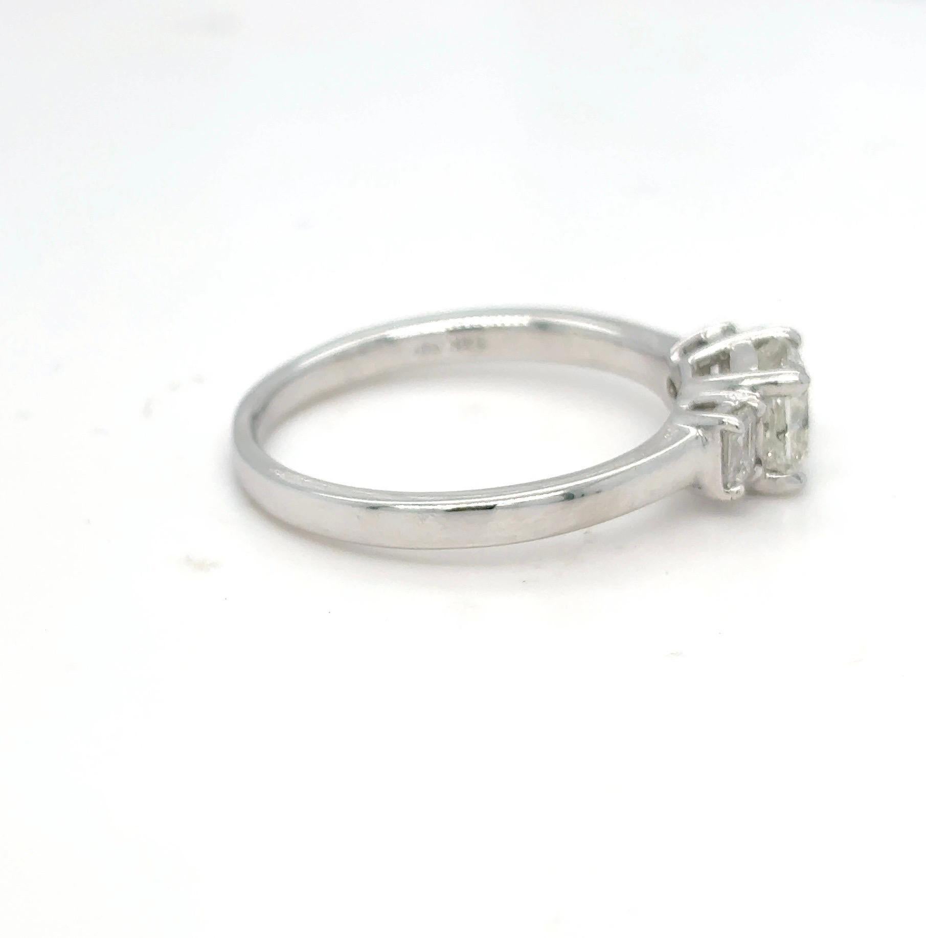 Bague à trois pierres en diamant taillé en coussin de 1,30 carat en vente 4
