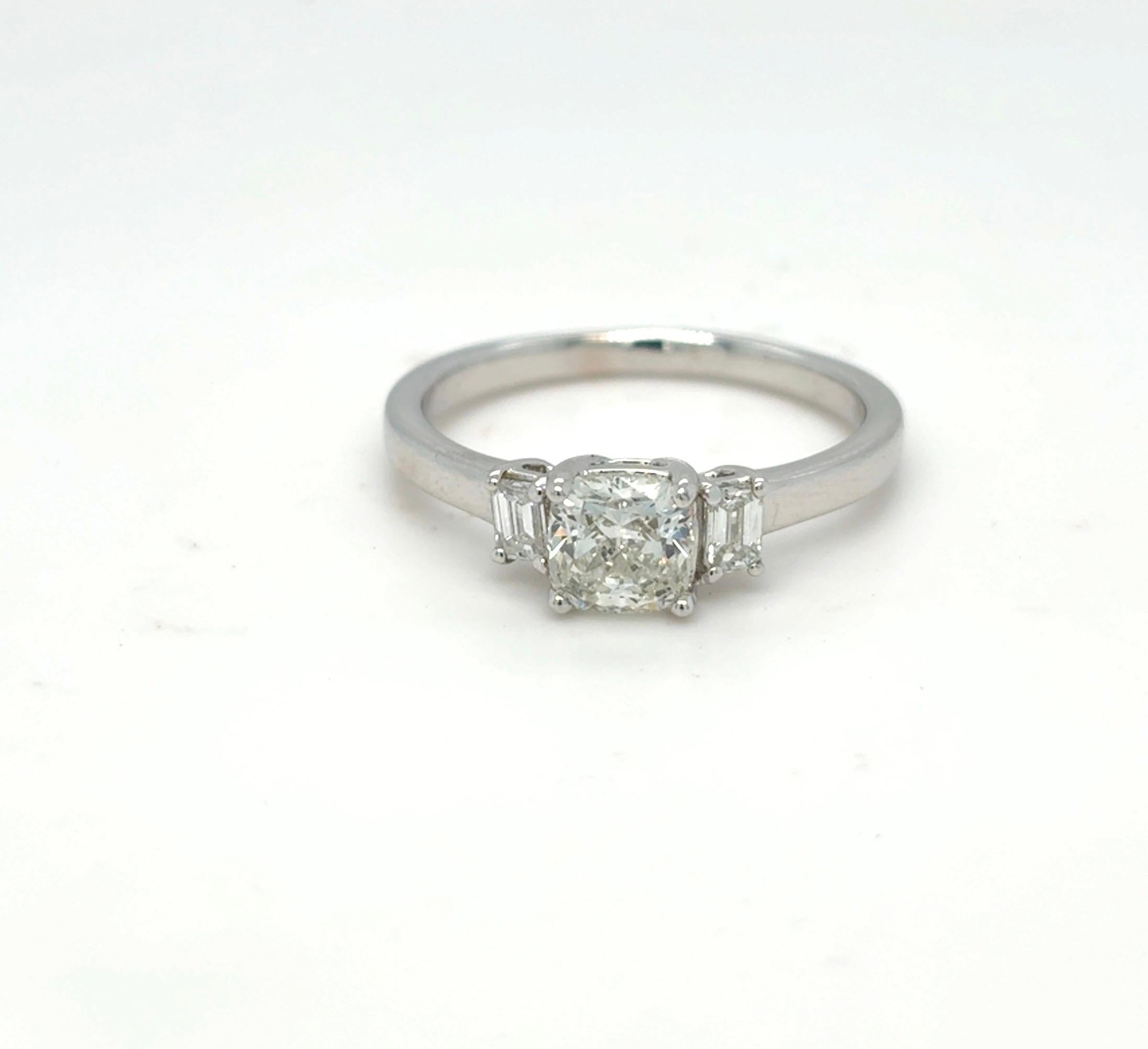 Bague à trois pierres en diamant taillé en coussin de 1,30 carat en vente 5