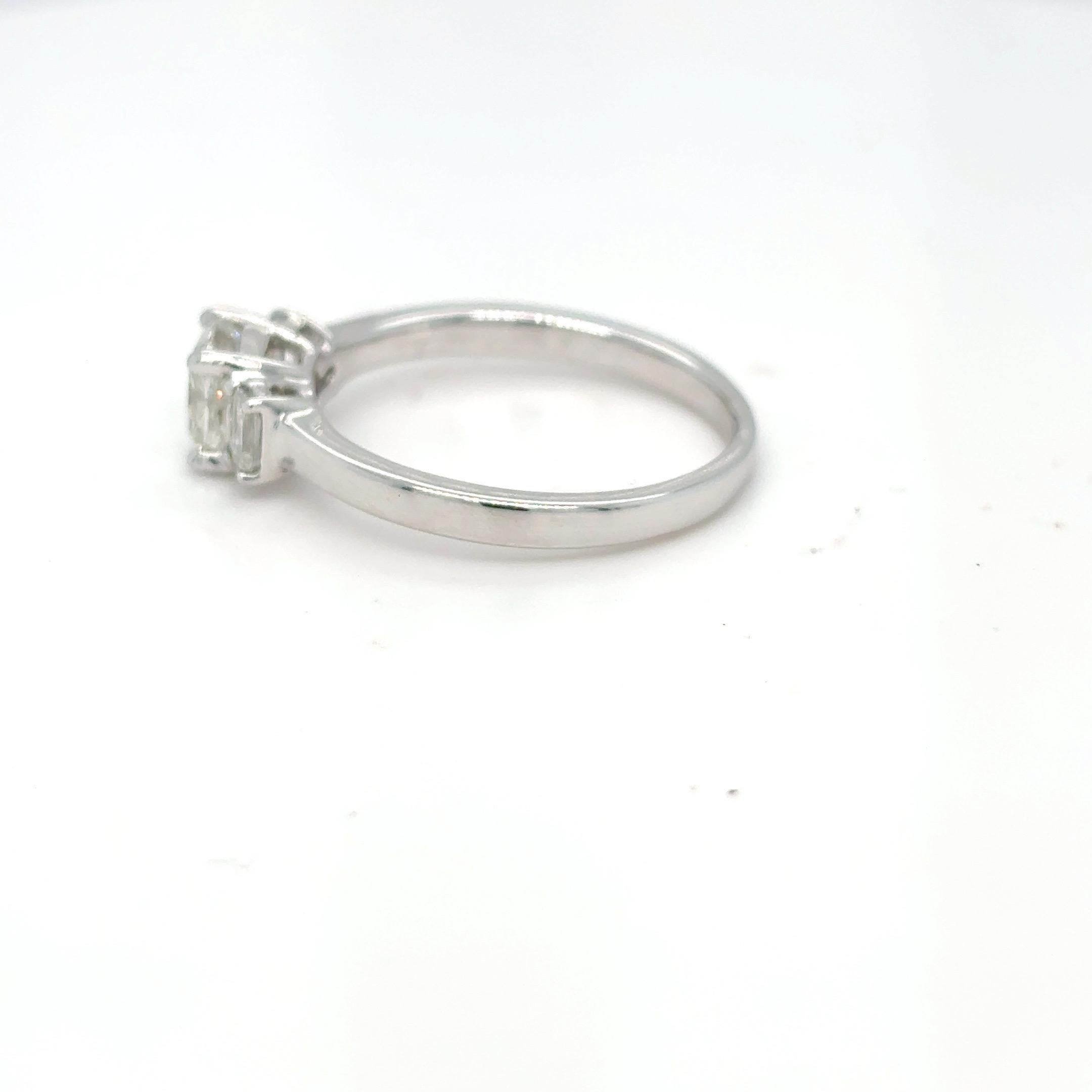 Bague à trois pierres en diamant taillé en coussin de 1,30 carat en vente 6