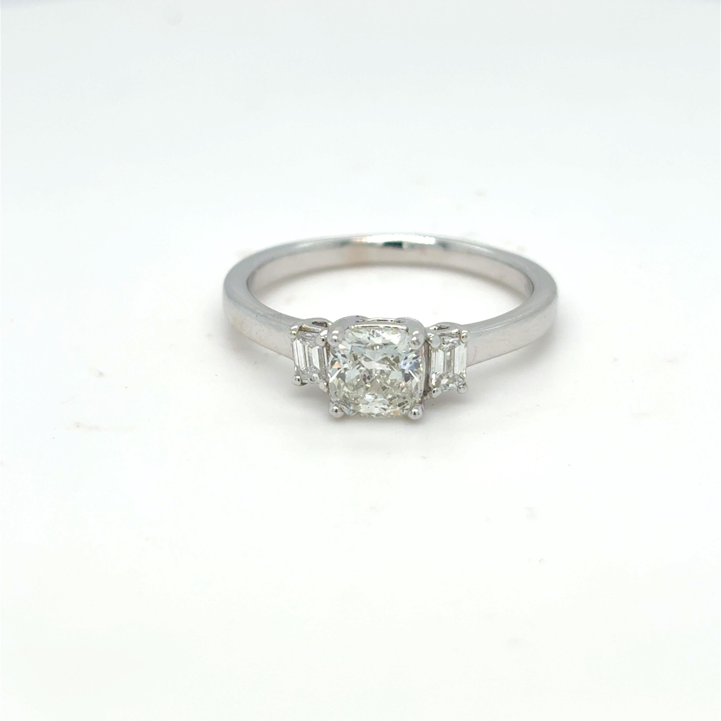 Bague à trois pierres en diamant taillé en coussin de 1,30 carat en vente 7