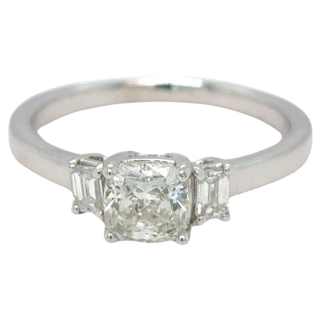 Bague à diamant de 1,00 carat en taille coussin
Un design intemporel mettant en valeur un diamant de taille coussin de 1,00 carat, flanqué de deux diamants latéraux de taille émeraude totalisant 0,30 carat. Fabriquée à la main en or blanc 14k, cette